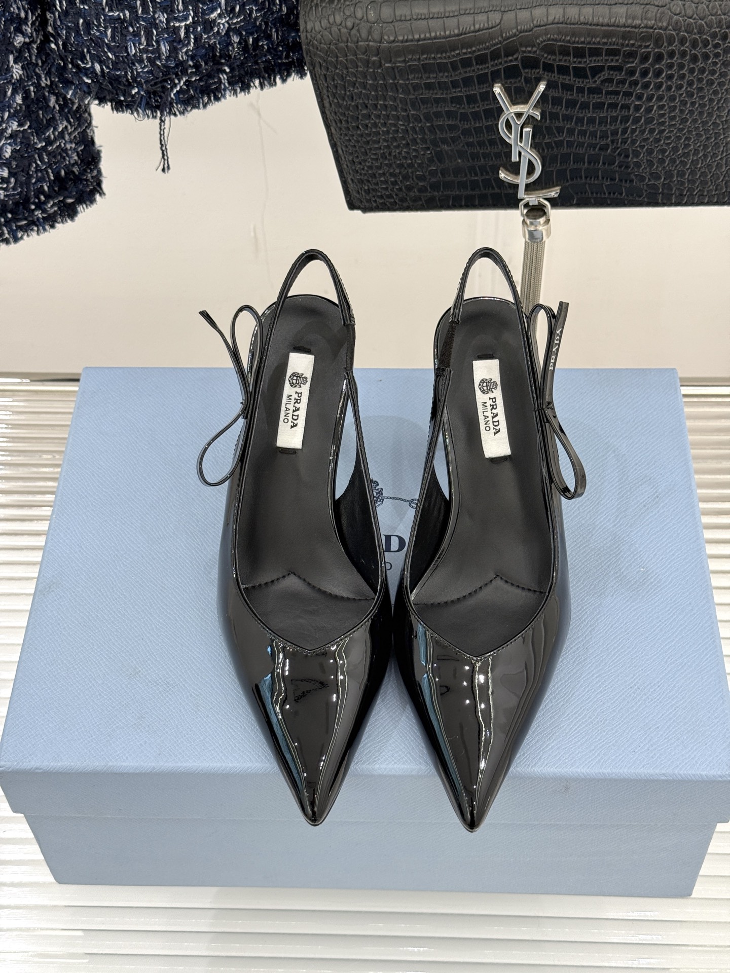 Prada/普拉达26WF早春新品尖头中空凉鞋高跟鞋当亮橙色秀场的阳光穿透钢窗这双走秀高跟鞋踏光而来以“