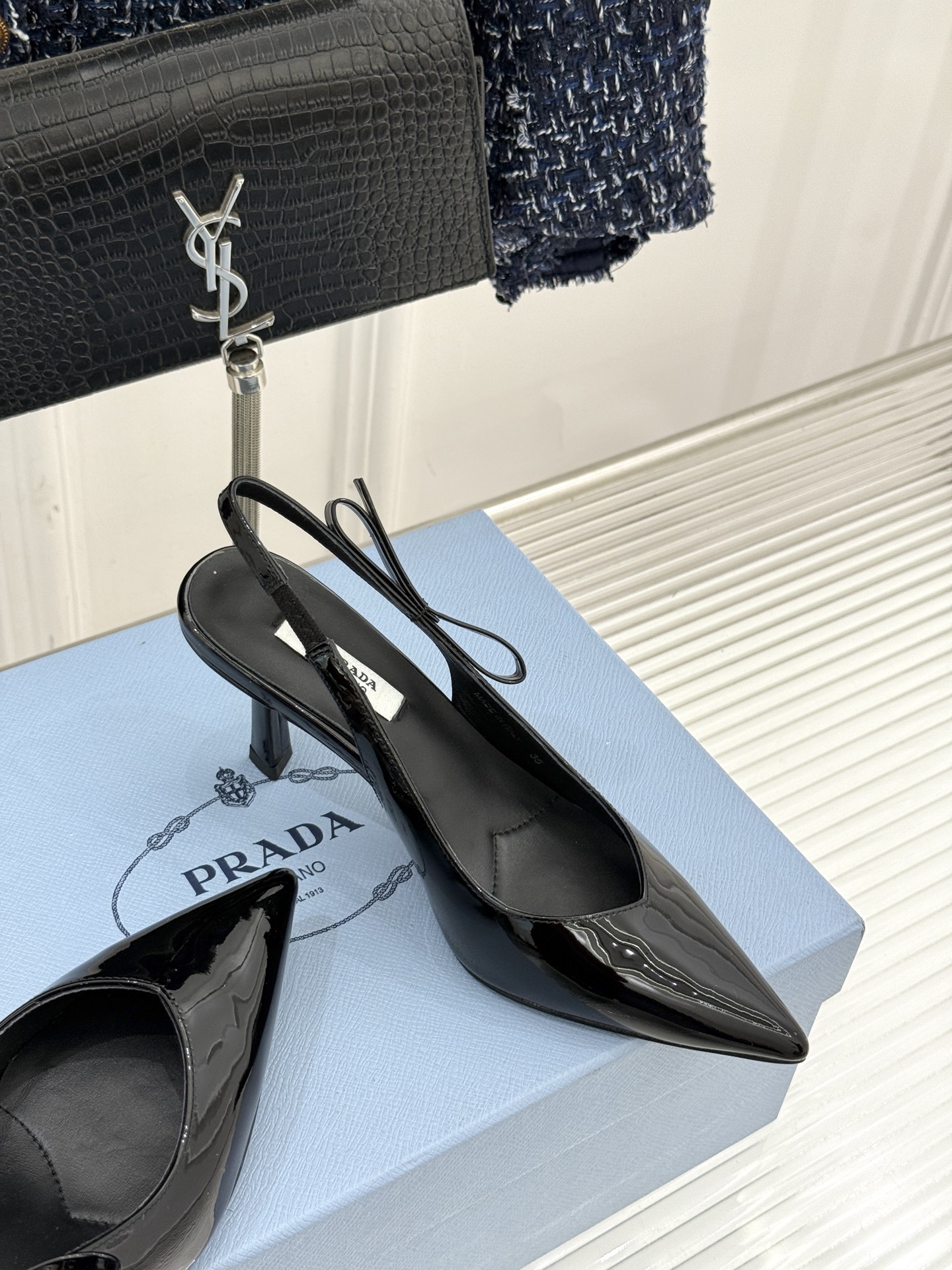 Prada/普拉达26WF早春新品尖头中空凉鞋高跟鞋当亮橙色秀场的阳光穿透钢窗这双走秀高跟鞋踏光而来以“