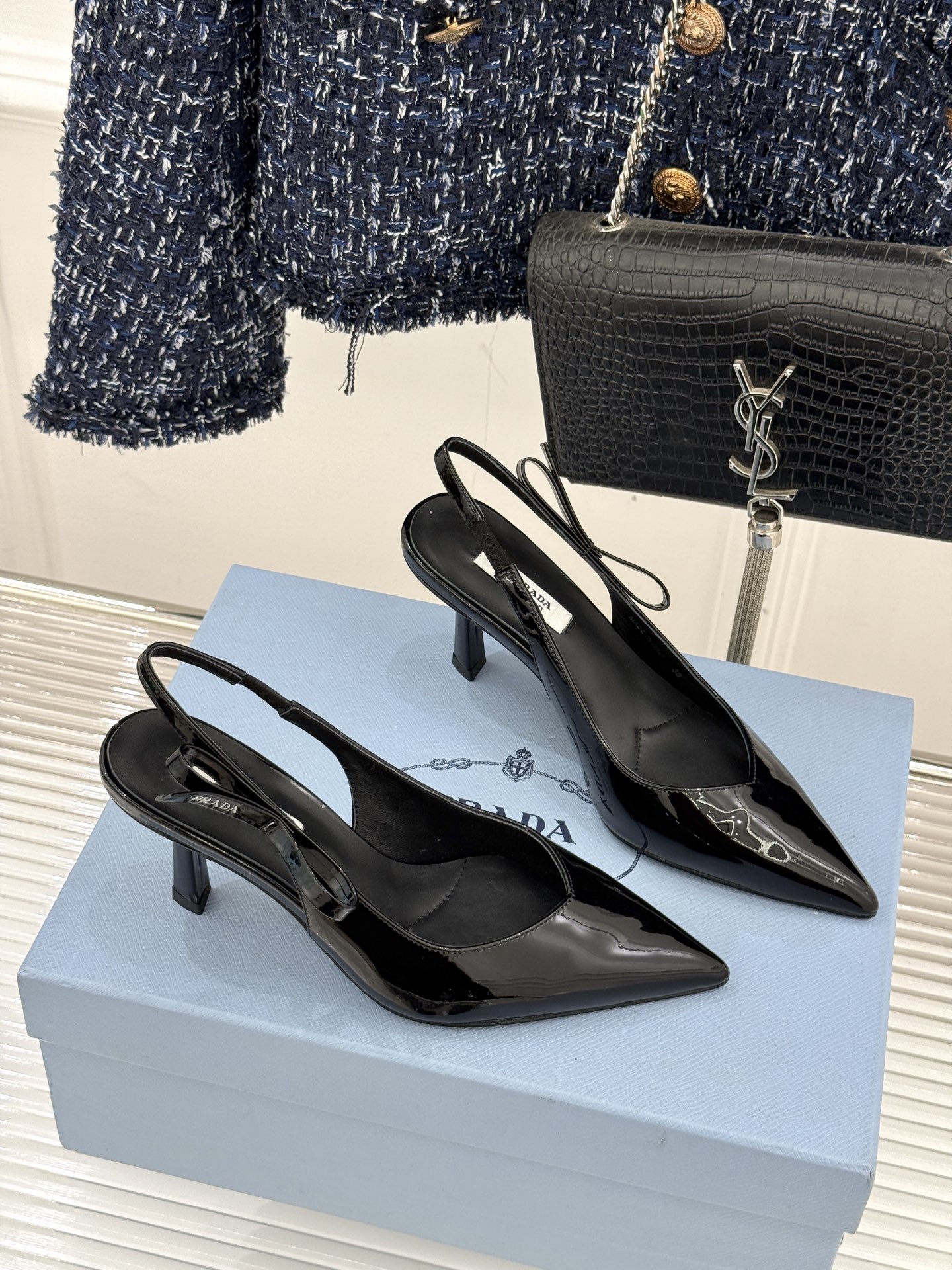 Prada/普拉达26WF早春新品尖头中空凉鞋高跟鞋当亮橙色秀场的阳光穿透钢窗这双走秀高跟鞋踏光而来以“