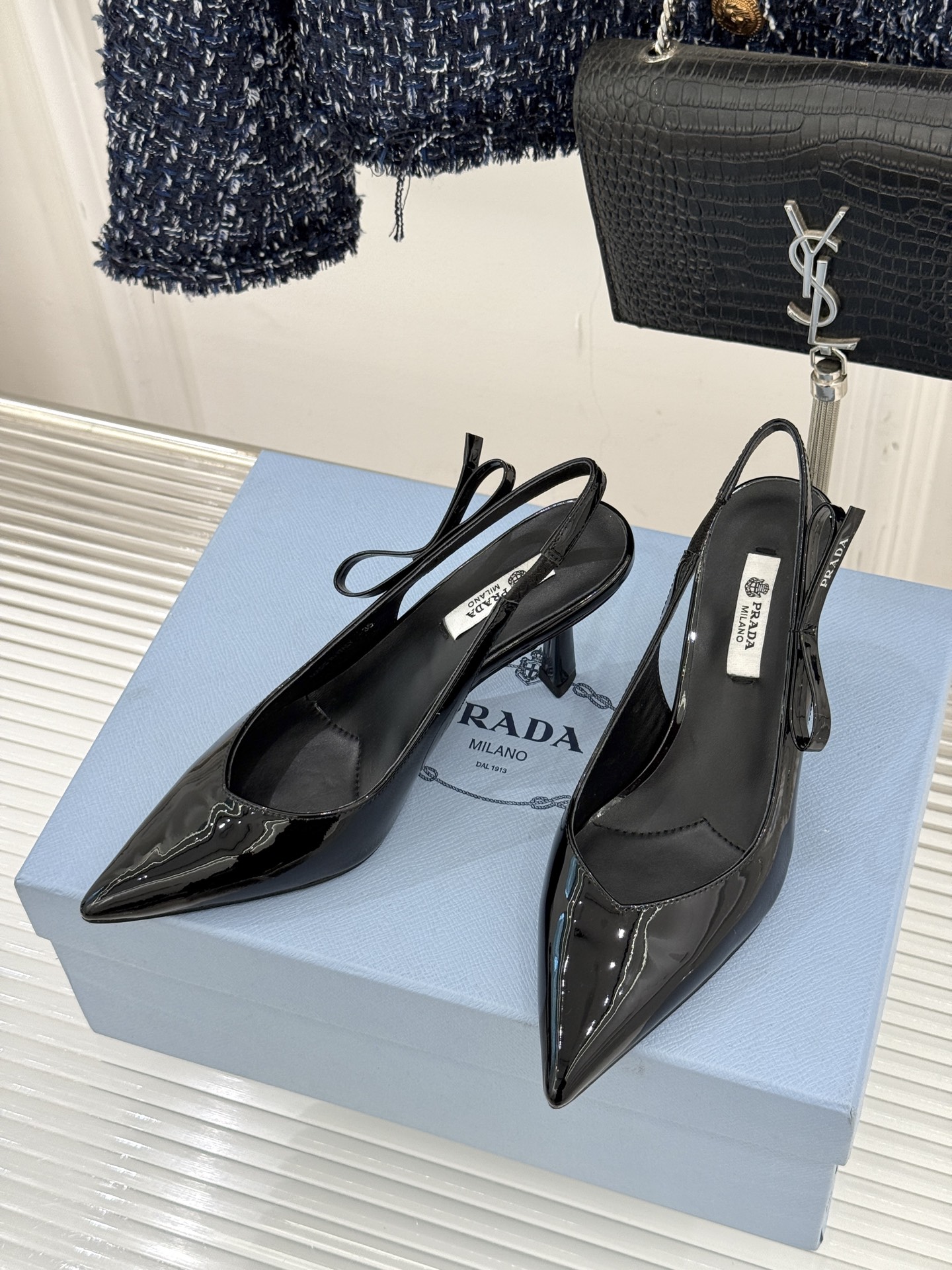 Prada/普拉达26WF早春新品尖头中空凉鞋高跟鞋当亮橙色秀场的阳光穿透钢窗这双走秀高跟鞋踏光而来以“