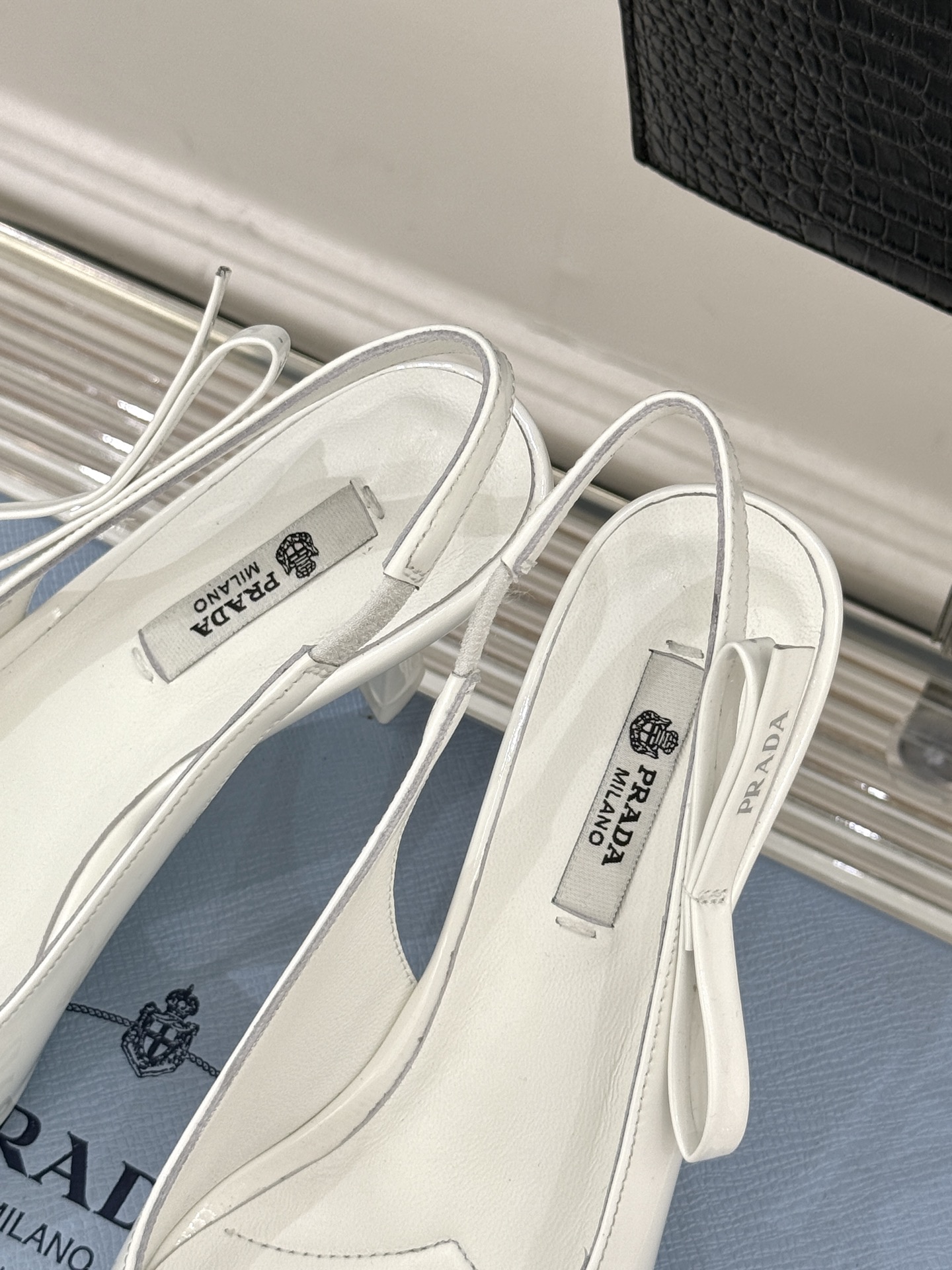 Prada/普拉达26WF早春新品尖头中空凉鞋高跟鞋当亮橙色秀场的阳光穿透钢窗这双走秀高跟鞋踏光而来以“