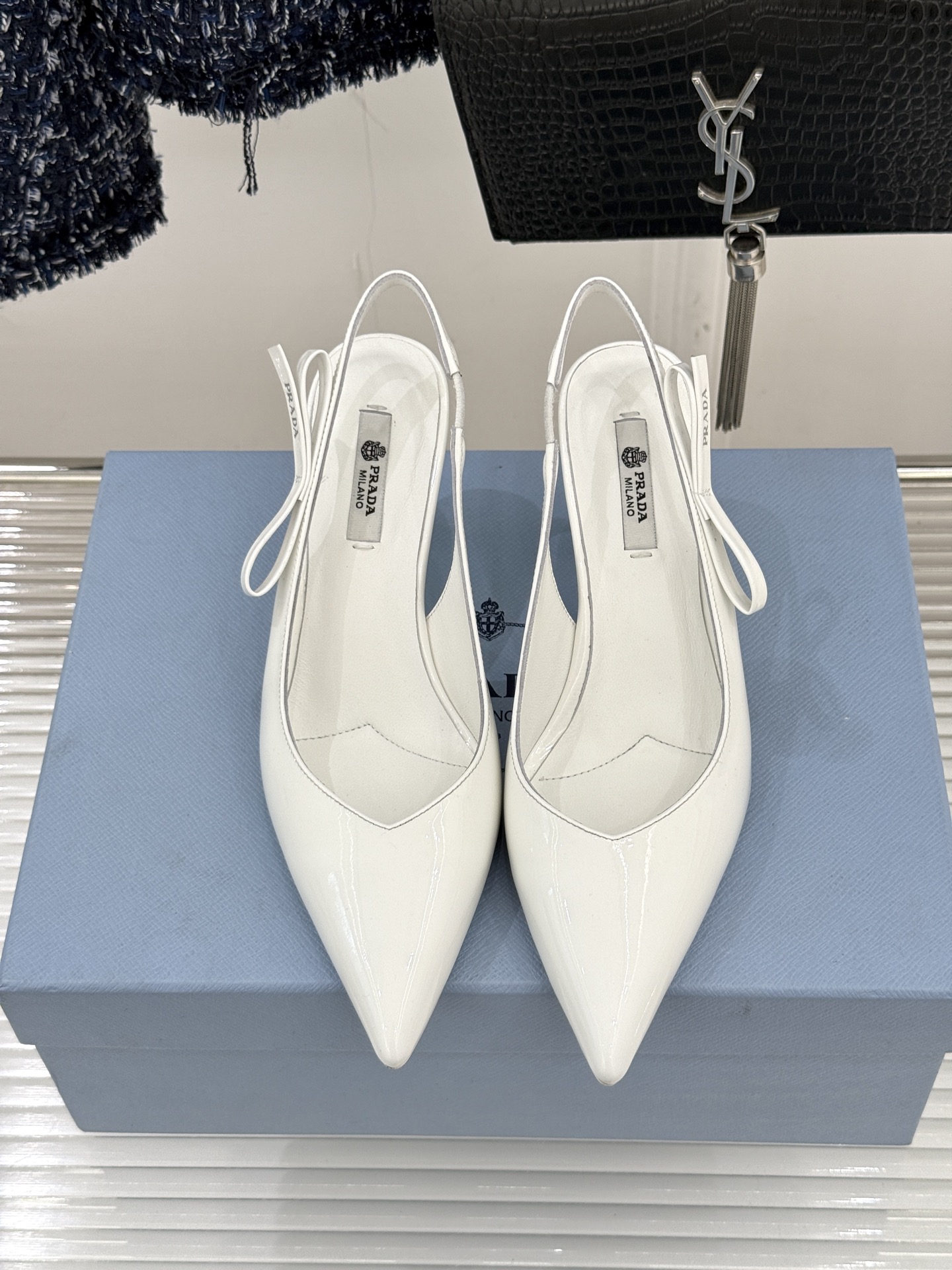 Prada/普拉达26WF早春新品尖头中空凉鞋高跟鞋当亮橙色秀场的阳光穿透钢窗这双走秀高跟鞋踏光而来以“