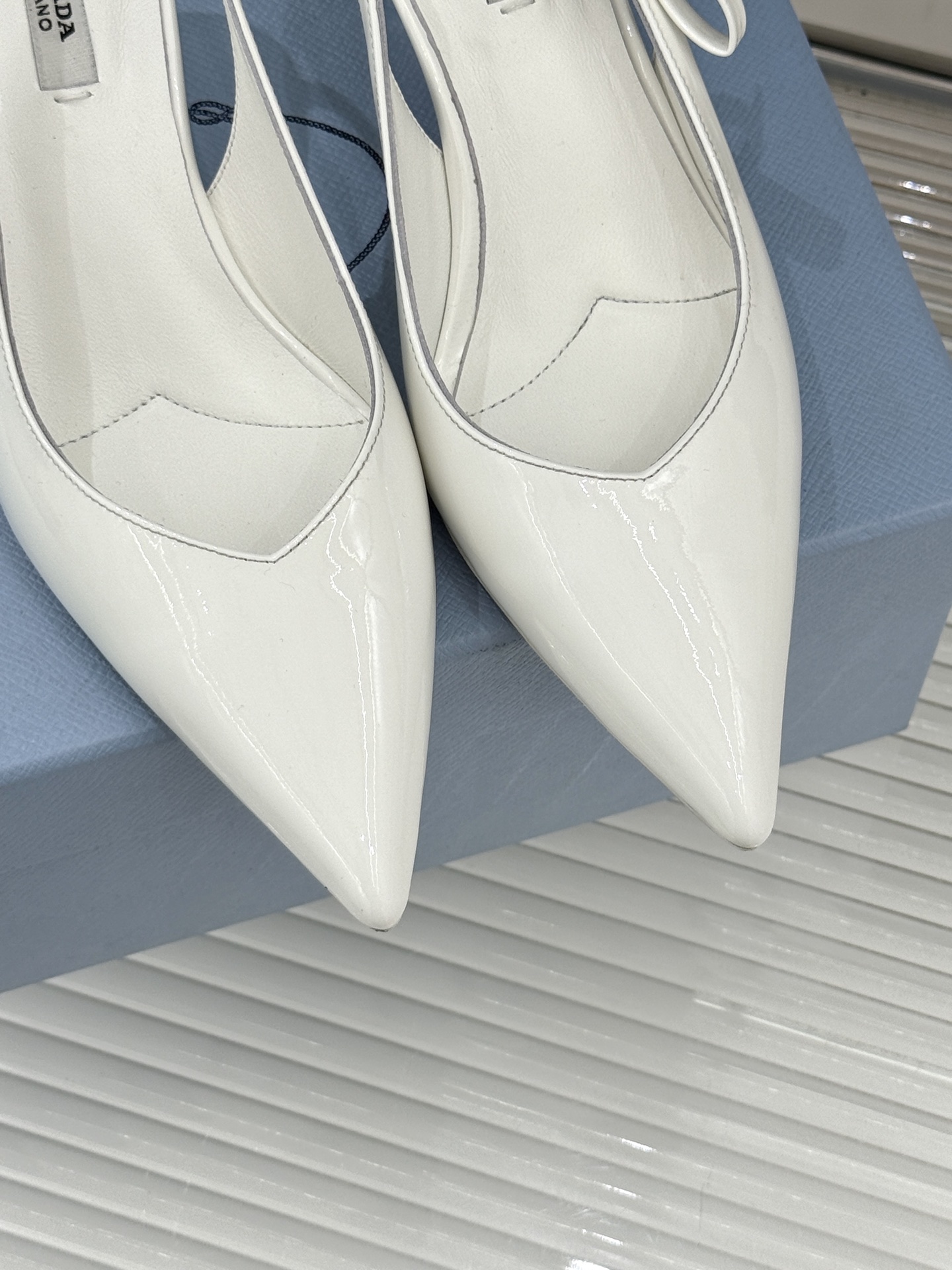 Prada/普拉达26WF早春新品尖头中空凉鞋高跟鞋当亮橙色秀场的阳光穿透钢窗这双走秀高跟鞋踏光而来以“