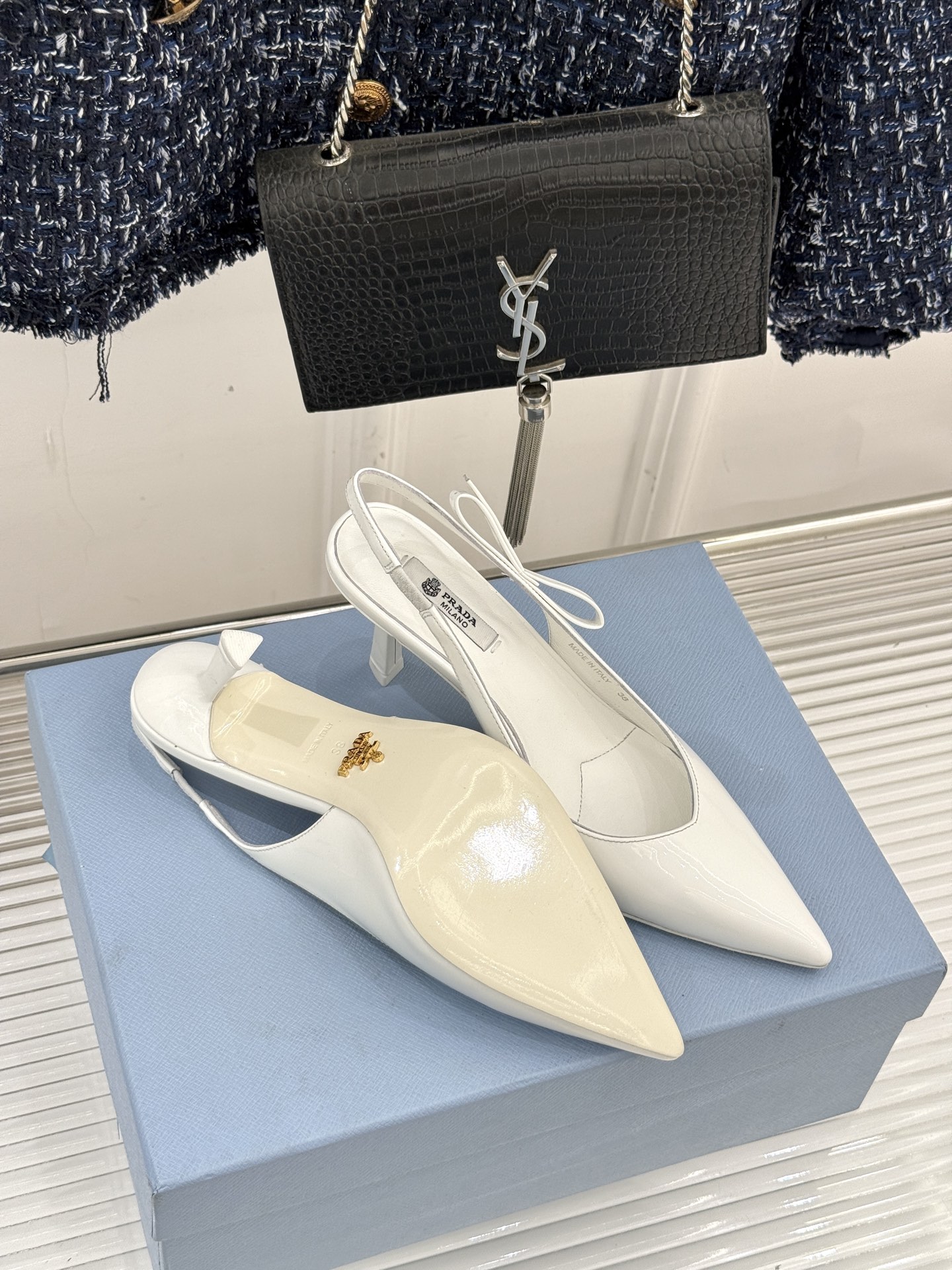 Prada/普拉达26WF早春新品尖头中空凉鞋高跟鞋当亮橙色秀场的阳光穿透钢窗这双走秀高跟鞋踏光而来以“