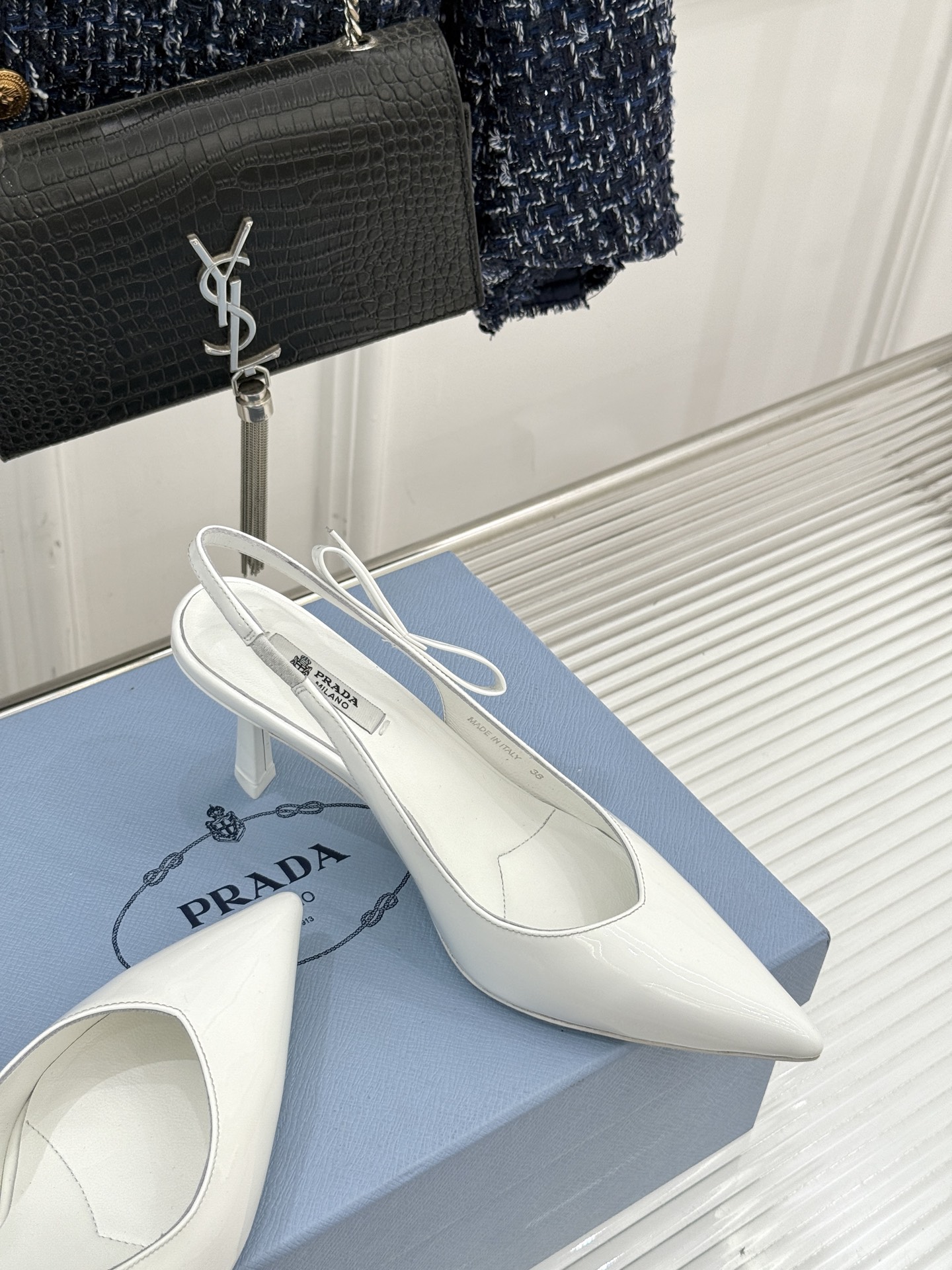 Prada/普拉达26WF早春新品尖头中空凉鞋高跟鞋当亮橙色秀场的阳光穿透钢窗这双走秀高跟鞋踏光而来以“