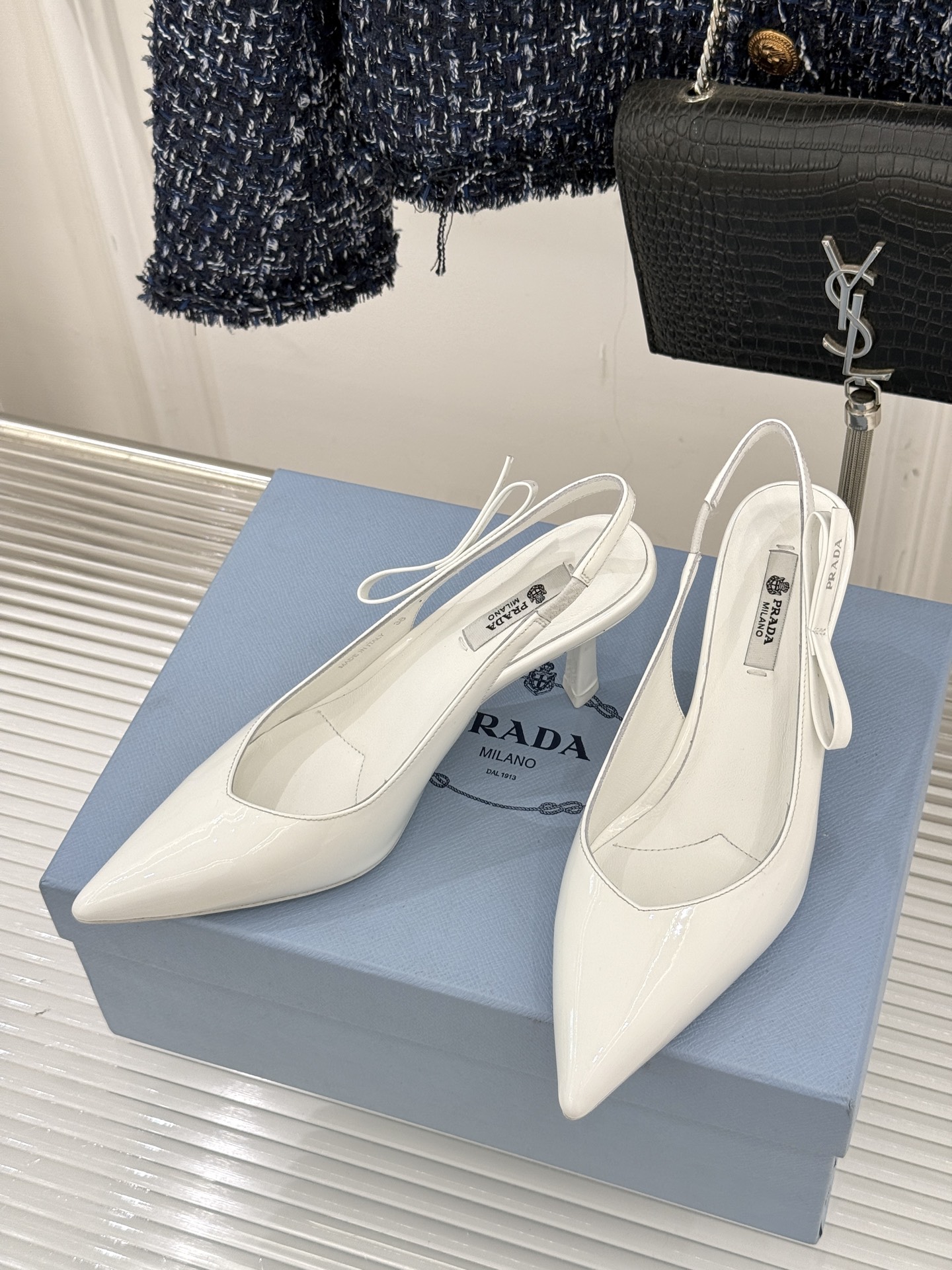 Prada/普拉达26WF早春新品尖头中空凉鞋高跟鞋当亮橙色秀场的阳光穿透钢窗这双走秀高跟鞋踏光而来以“