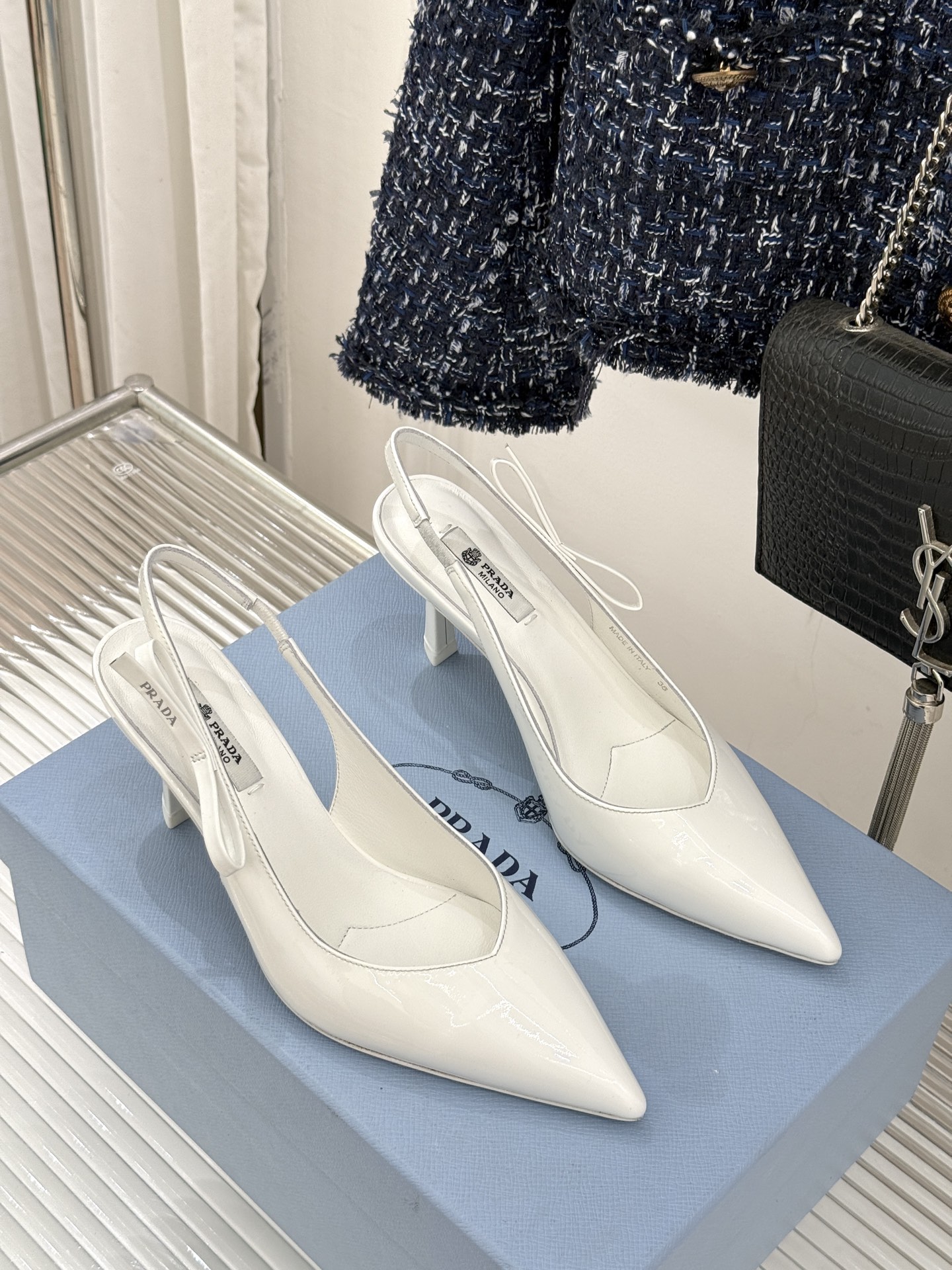 Prada/普拉达26WF早春新品尖头中空凉鞋高跟鞋当亮橙色秀场的阳光穿透钢窗这双走秀高跟鞋踏光而来以“