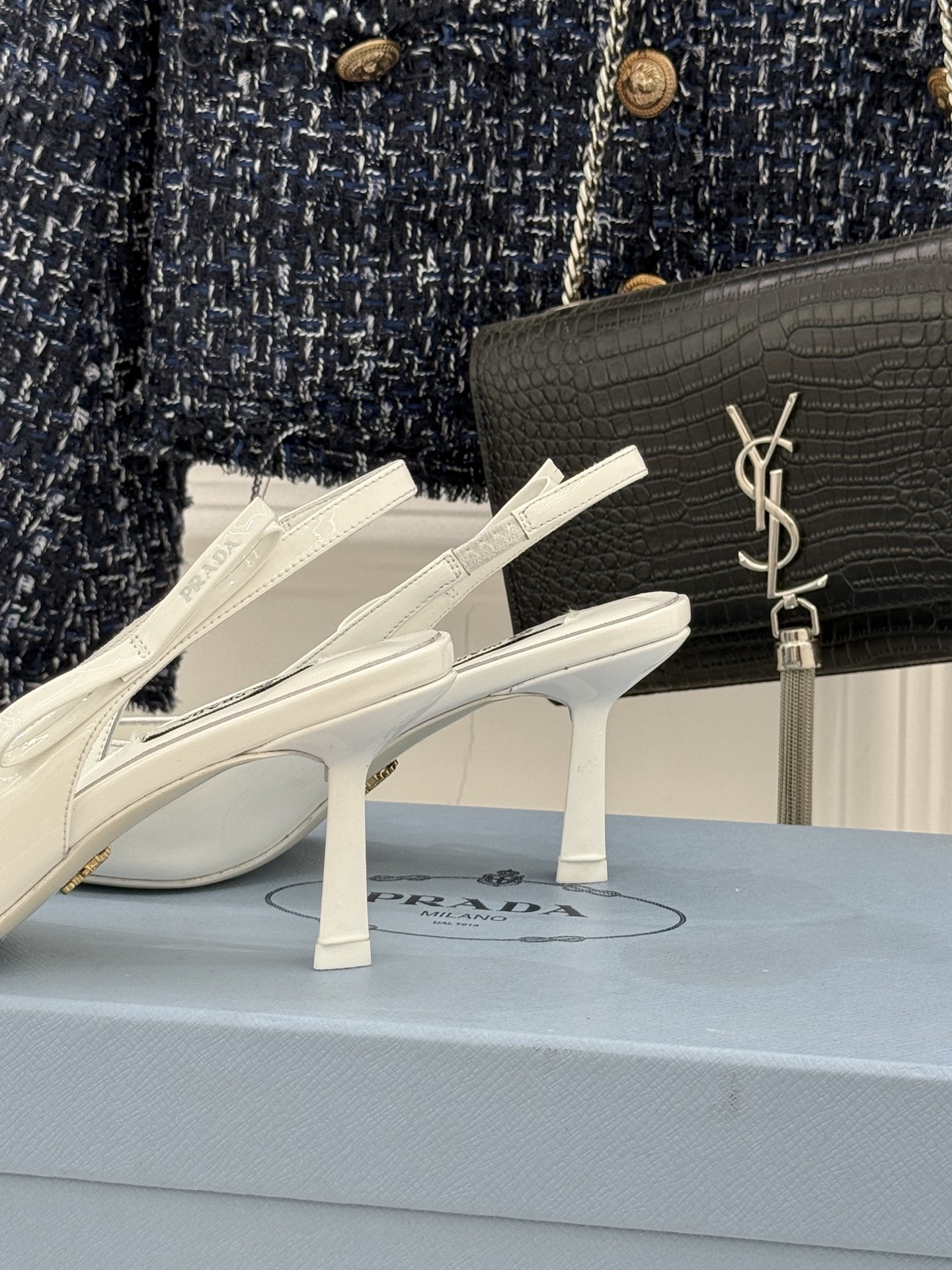 Prada/普拉达26WF早春新品尖头中空凉鞋高跟鞋当亮橙色秀场的阳光穿透钢窗这双走秀高跟鞋踏光而来以“