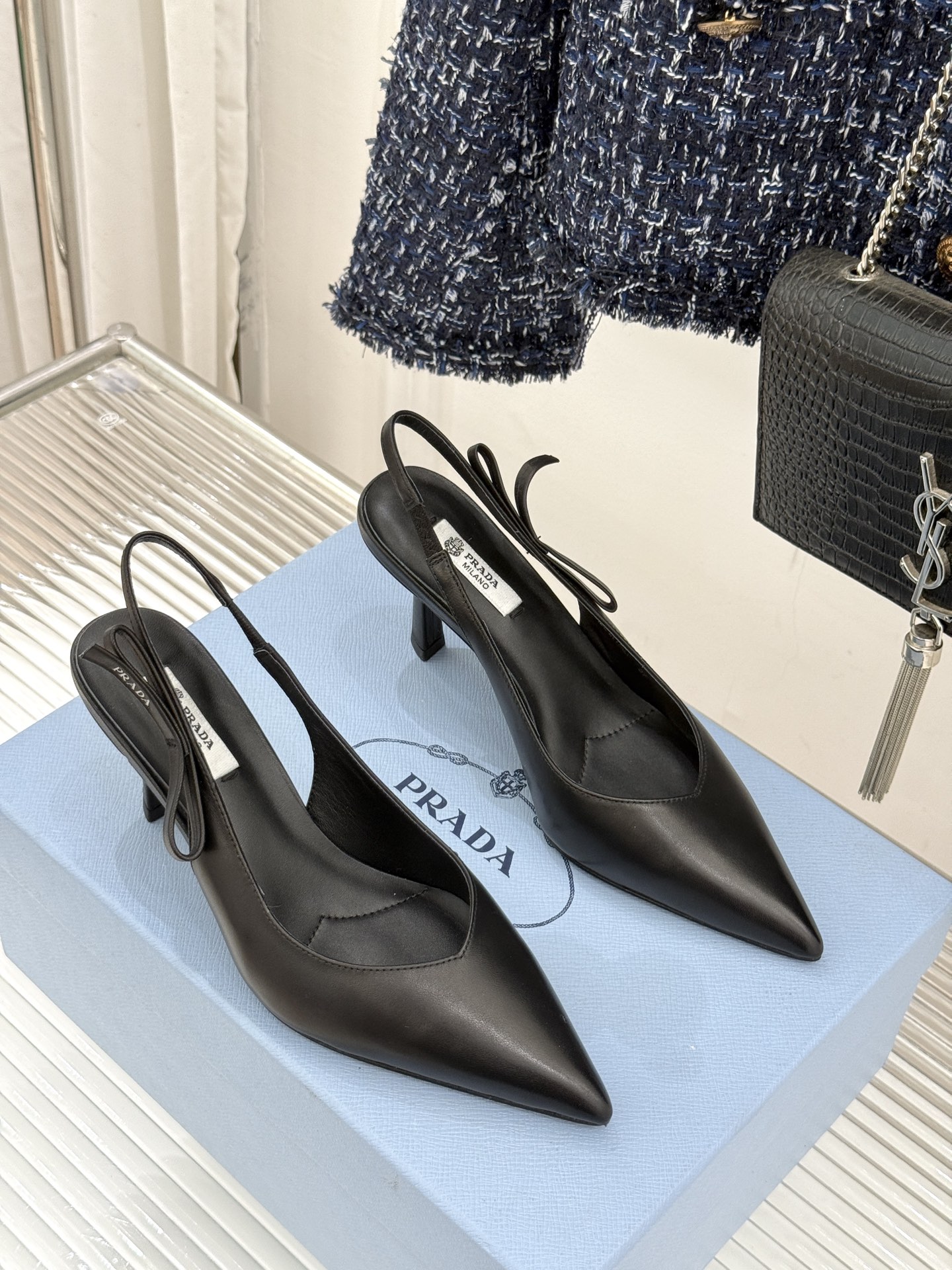 Prada/普拉达26WF早春新品尖头中空凉鞋高跟鞋当亮橙色秀场的阳光穿透钢窗这双走秀高跟鞋踏光而来以“