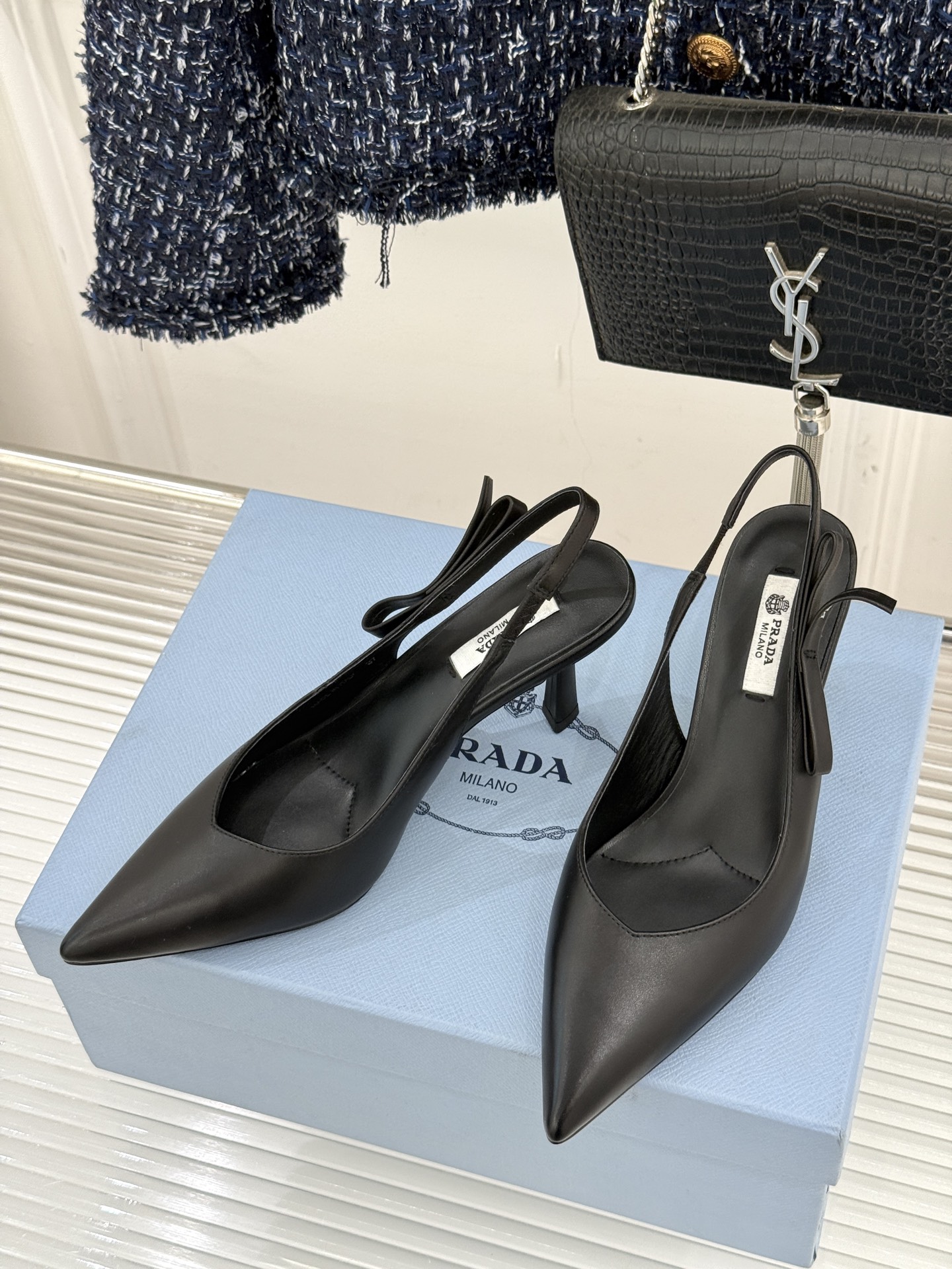 Prada/普拉达26WF早春新品尖头中空凉鞋高跟鞋当亮橙色秀场的阳光穿透钢窗这双走秀高跟鞋踏光而来以“