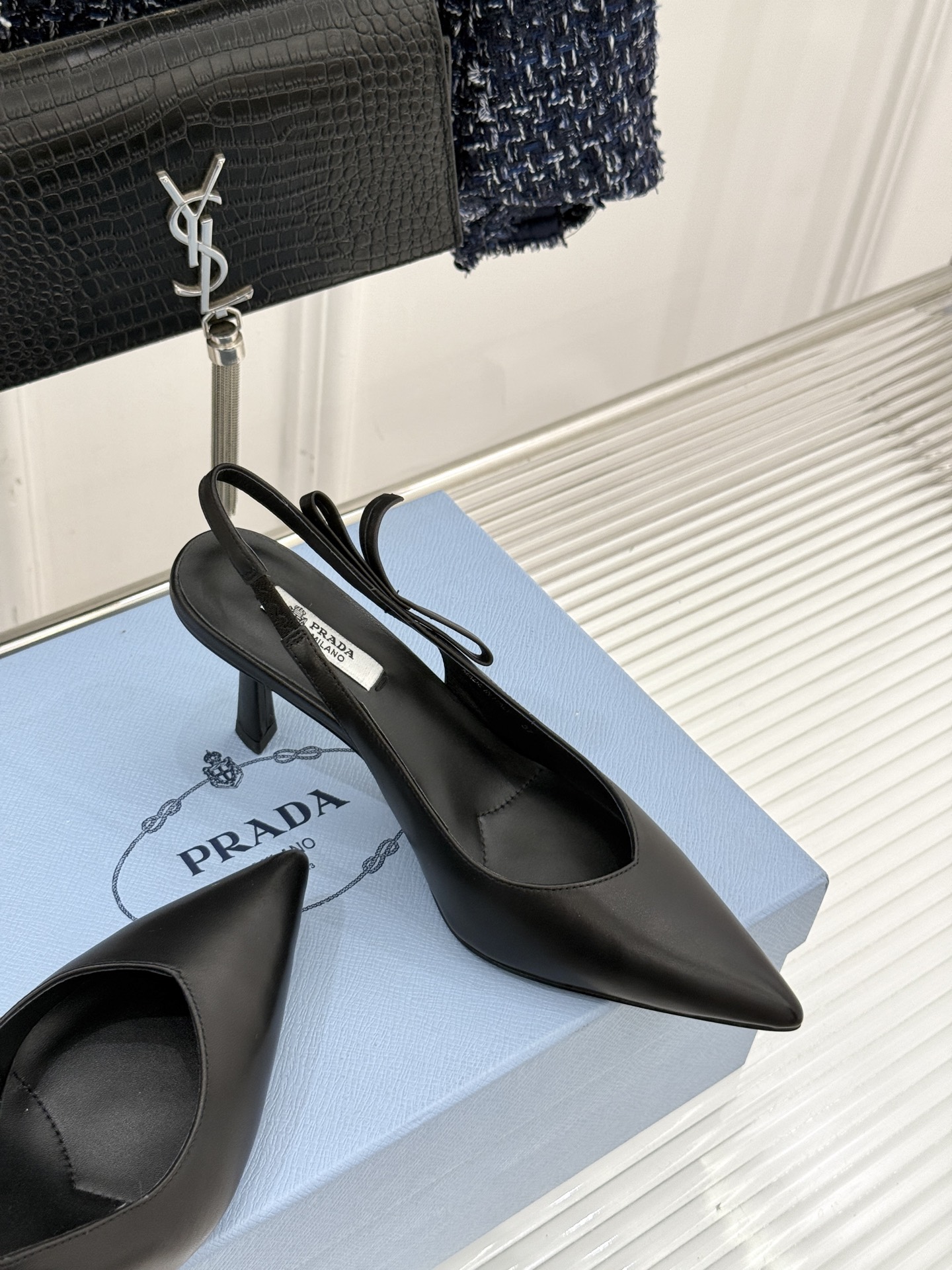 Prada/普拉达26WF早春新品尖头中空凉鞋高跟鞋当亮橙色秀场的阳光穿透钢窗这双走秀高跟鞋踏光而来以“