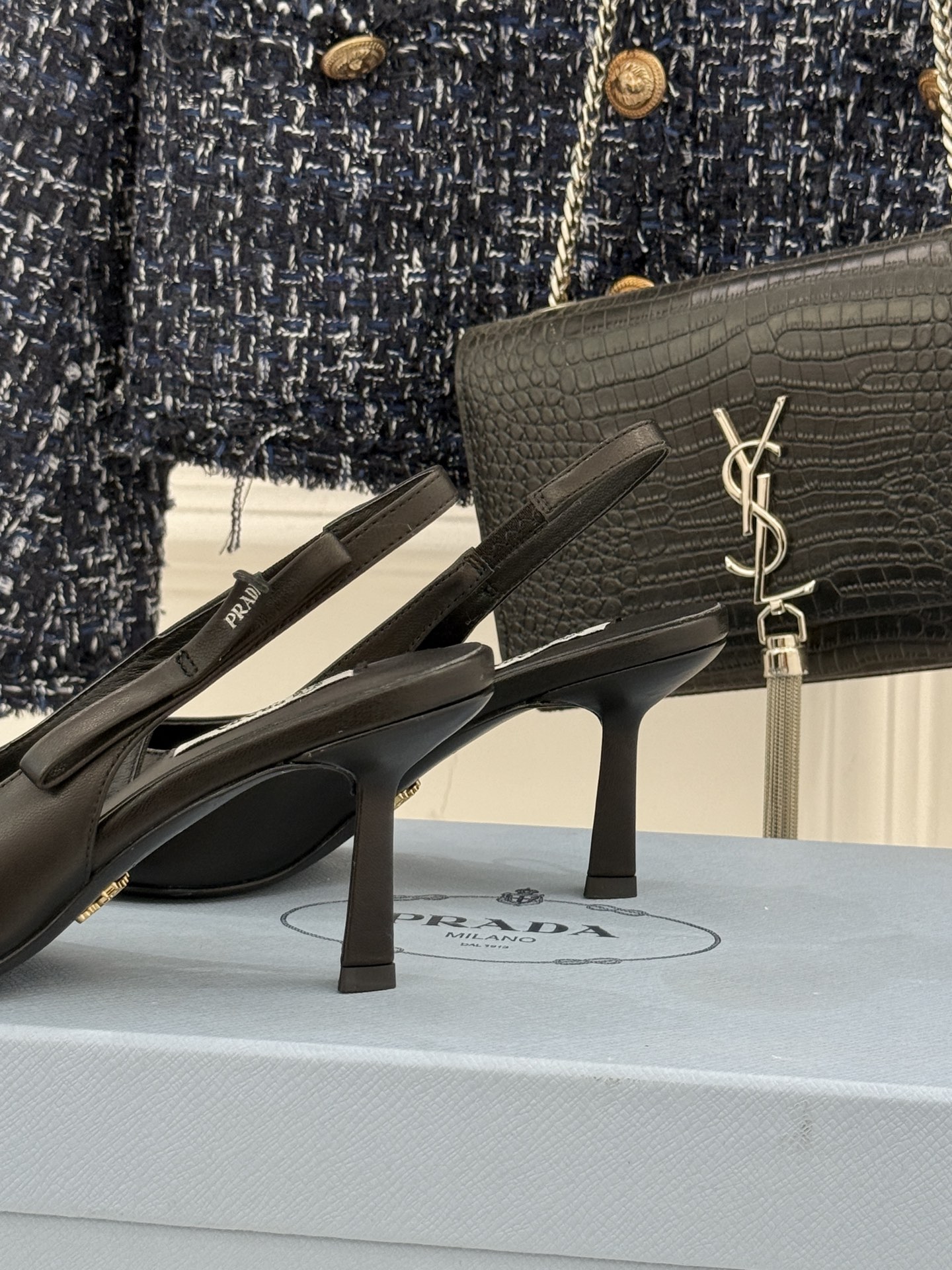 Prada/普拉达26WF早春新品尖头中空凉鞋高跟鞋当亮橙色秀场的阳光穿透钢窗这双走秀高跟鞋踏光而来以“