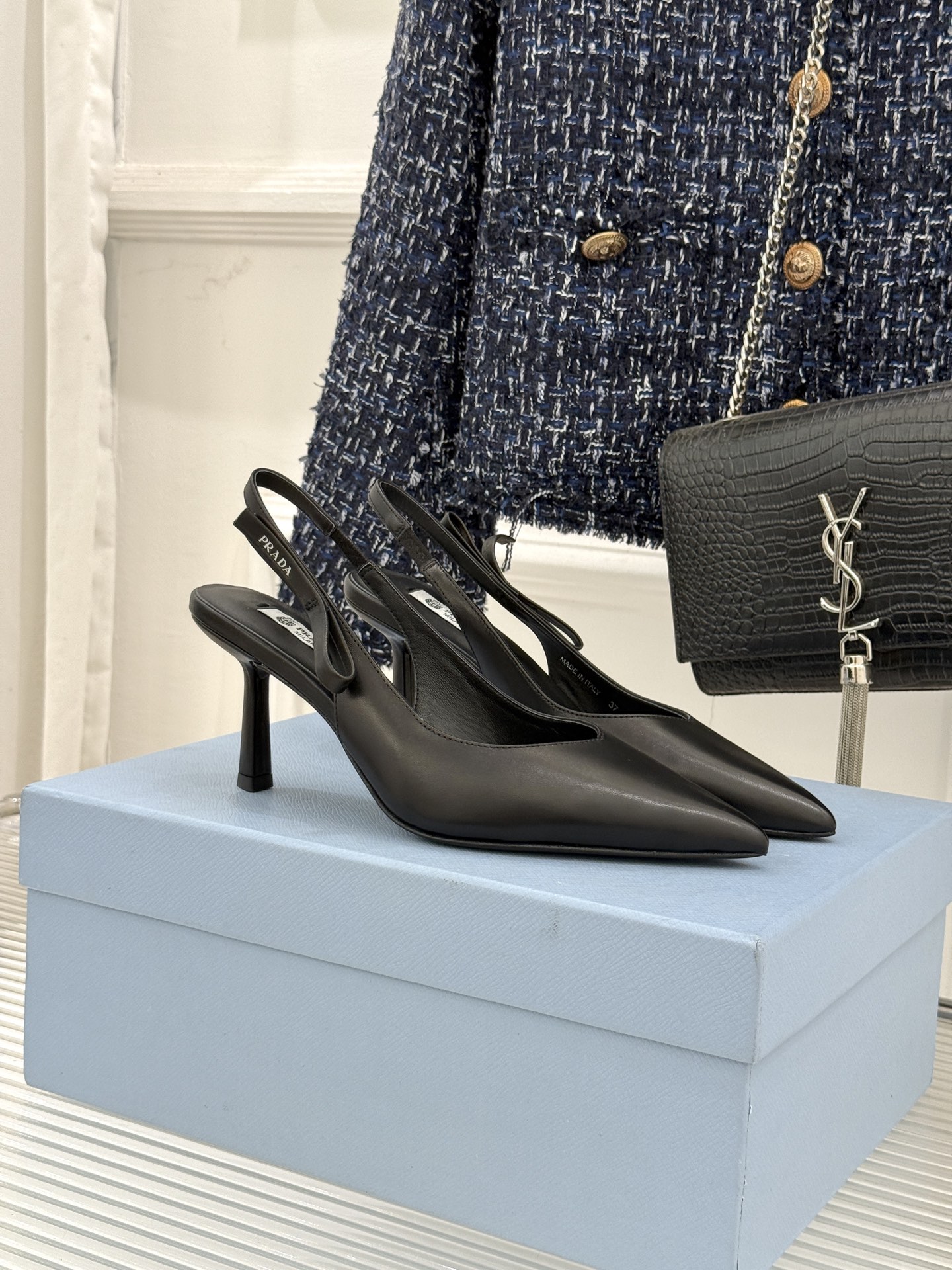 NO:707235,Prada/Prada 26WF new early spring pointed toe hollow sandal high-heeled shoes When the bright orange show sunlight penetrates the steel window, this pair of catwalk high-heeled shoes comes out of the light to 'construct the body' to deconstruct the established definition of elegance. The pointed-toe design is more than just an ingenious idea of elongating the leg shape. The back strap and bow details find a balance between hardness and softness. It breaks away from the inertial perception of 'comfort is luxury', but uses the skin-friendly texture of the sheepskin lining to achieve dual freedom of mind and body.  From commuting suits to dinner dresses, it seamlessly adapts to diverse scenes, allowing women to switch between being capable and feminine. Every time you step foot is the whisper of the metal logo and the ground, which is the resonance of avant-garde design and daily functions. It is also the undefined confidence and edge of contemporary women. The fabric is made of original customized lambskin, and the lining of the toes is all sheepskin. Italian imported genuine leather outsole size 35-39 (customized 40/41), high-heeled sandals, prada, prada, sandals, high  heels,skirts,business suit,sheepskin,Leather soles19860909Prada/普拉达26WF早春新品尖头 中空凉鞋高跟鞋 当亮橙色秀场的阳光穿透钢窗 这双走秀高跟鞋踏光而来 以“构筑之躯” 解构优雅的既定定义 尖头设计不止是拉长腿型的巧思 后饰带与蝴蝶结细节在刚柔之间找到平衡. 它挣脱了“舒适即奢侈”的惯性认知 却以羊皮内里的亲肤质感 实现心灵与身体的双重自由. 从通勤西装到晚宴礼裙 它无缝适配多元场景 让女性在干练与柔美中自主切换. 每一次落脚都是金属徽标与地面的轻语 是先锋设计与日常功能的共鸣 更是当代女性不被定义的底气与锋芒. 面料采用原版定制小羊皮 内里踮脚均为羊皮 意大利进口真皮大底 size35-39（40/41定制）,高跟鞋凉鞋,prada,prada,sandals,high heels,skirts,business suit,sheepskin,Leather soles,Women's Shoes