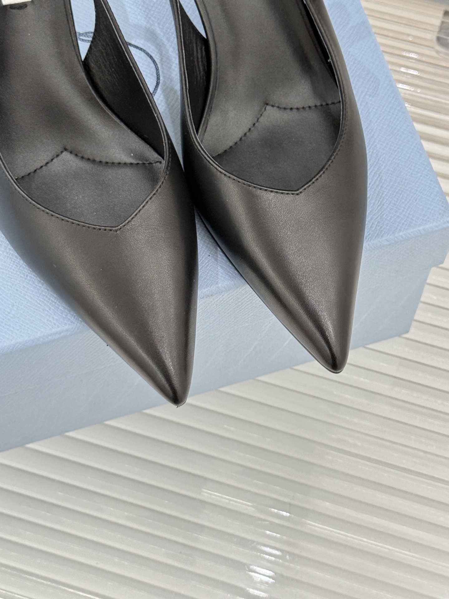 Prada/普拉达26WF早春新品尖头中空凉鞋高跟鞋当亮橙色秀场的阳光穿透钢窗这双走秀高跟鞋踏光而来以“