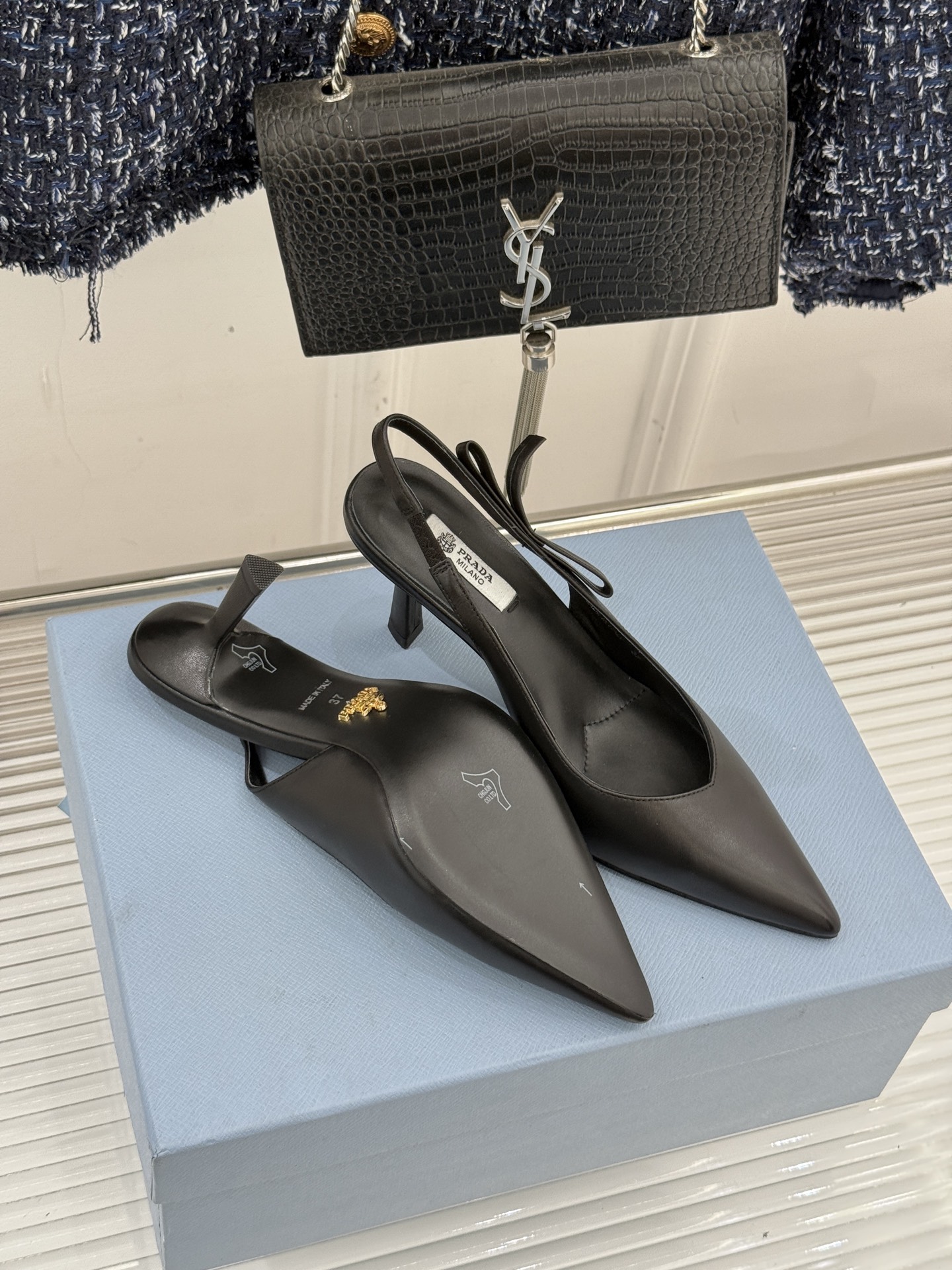 Prada/普拉达26WF早春新品尖头中空凉鞋高跟鞋当亮橙色秀场的阳光穿透钢窗这双走秀高跟鞋踏光而来以“