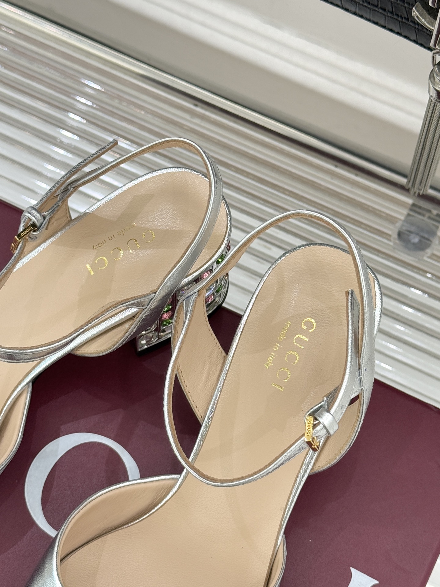 Gucci/古驰经典马衔扣水钻粗跟凉鞋承袭品牌40年代末诞生的马术传承符号新款马衔扣凉鞋以水晶跟焕新经典