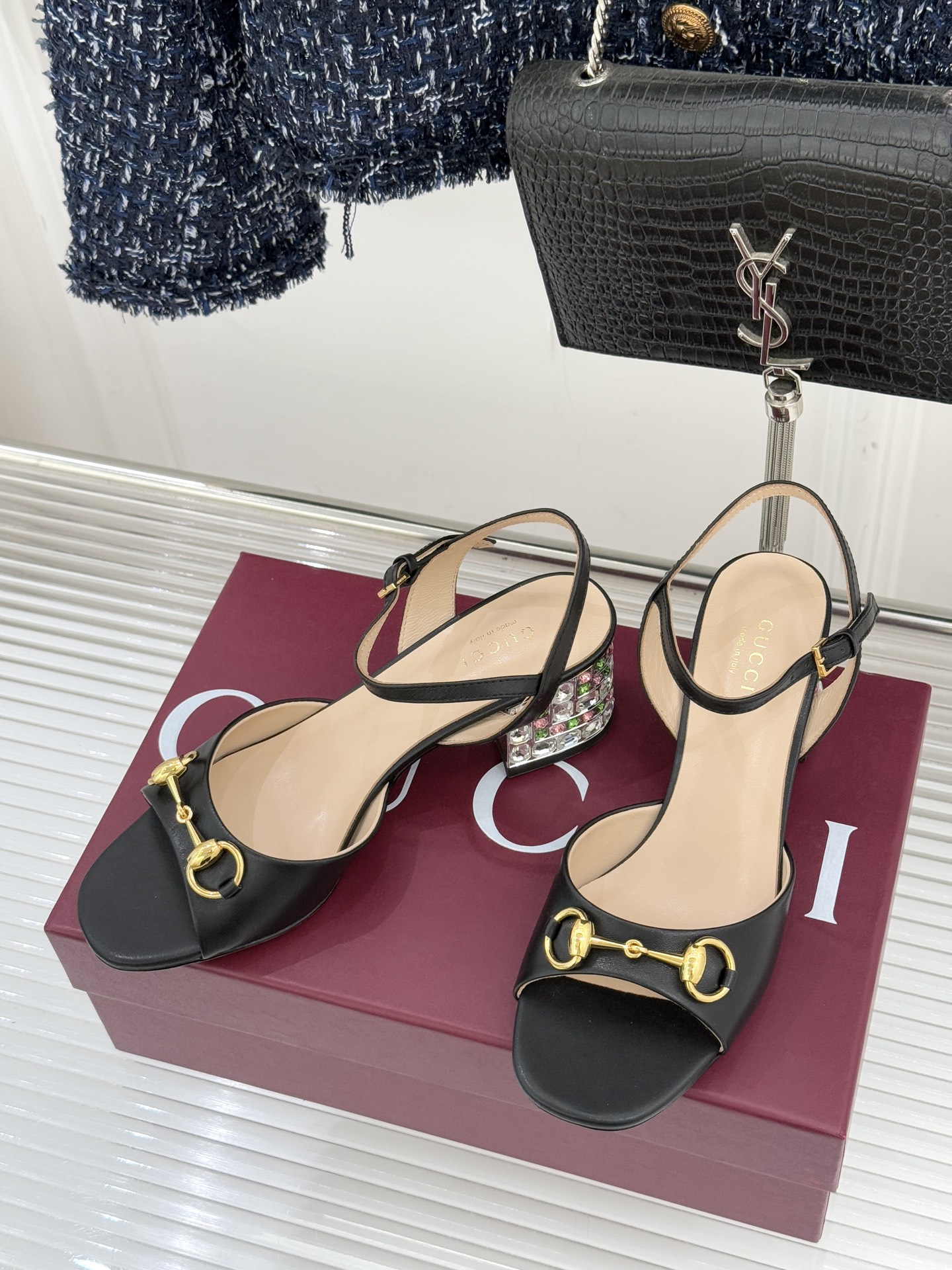 Gucci/古驰经典马衔扣水钻粗跟凉鞋承袭品牌40年代末诞生的马术传承符号新款马衔扣凉鞋以水晶跟焕新经典