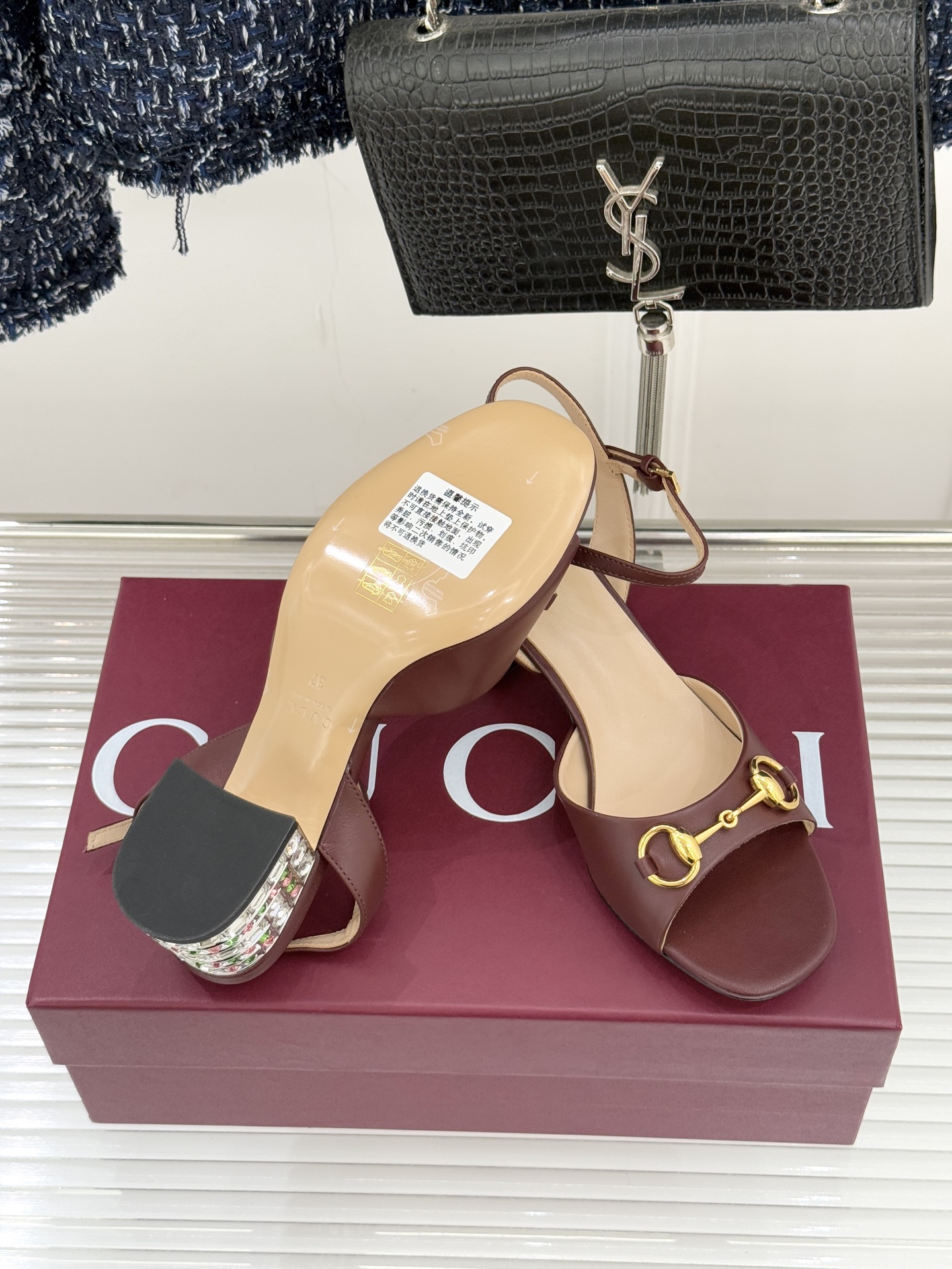 Gucci/古驰经典马衔扣水钻粗跟凉鞋承袭品牌40年代末诞生的马术传承符号新款马衔扣凉鞋以水晶跟焕新经典