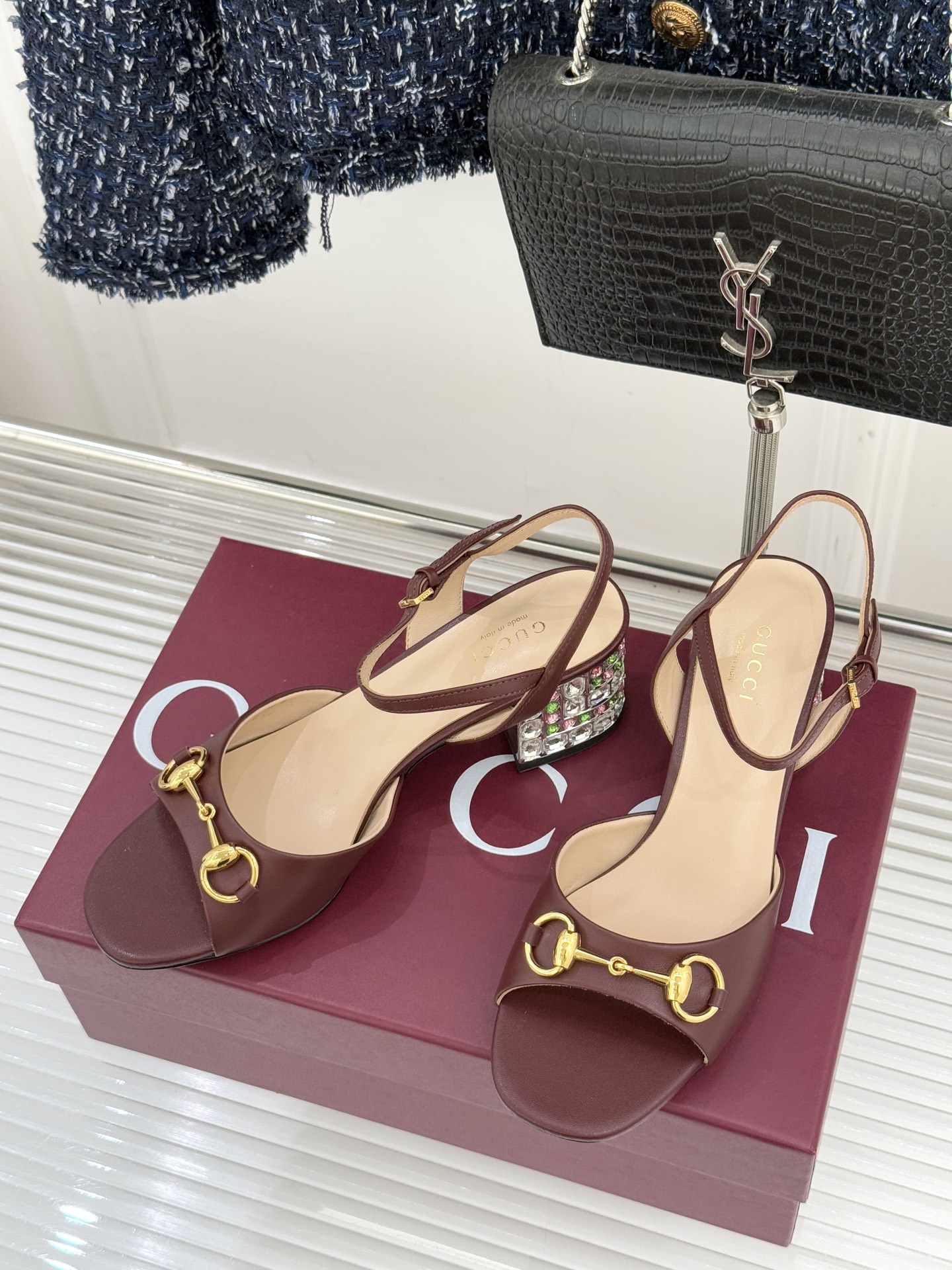 Gucci/古驰经典马衔扣水钻粗跟凉鞋承袭品牌40年代末诞生的马术传承符号新款马衔扣凉鞋以水晶跟焕新经典