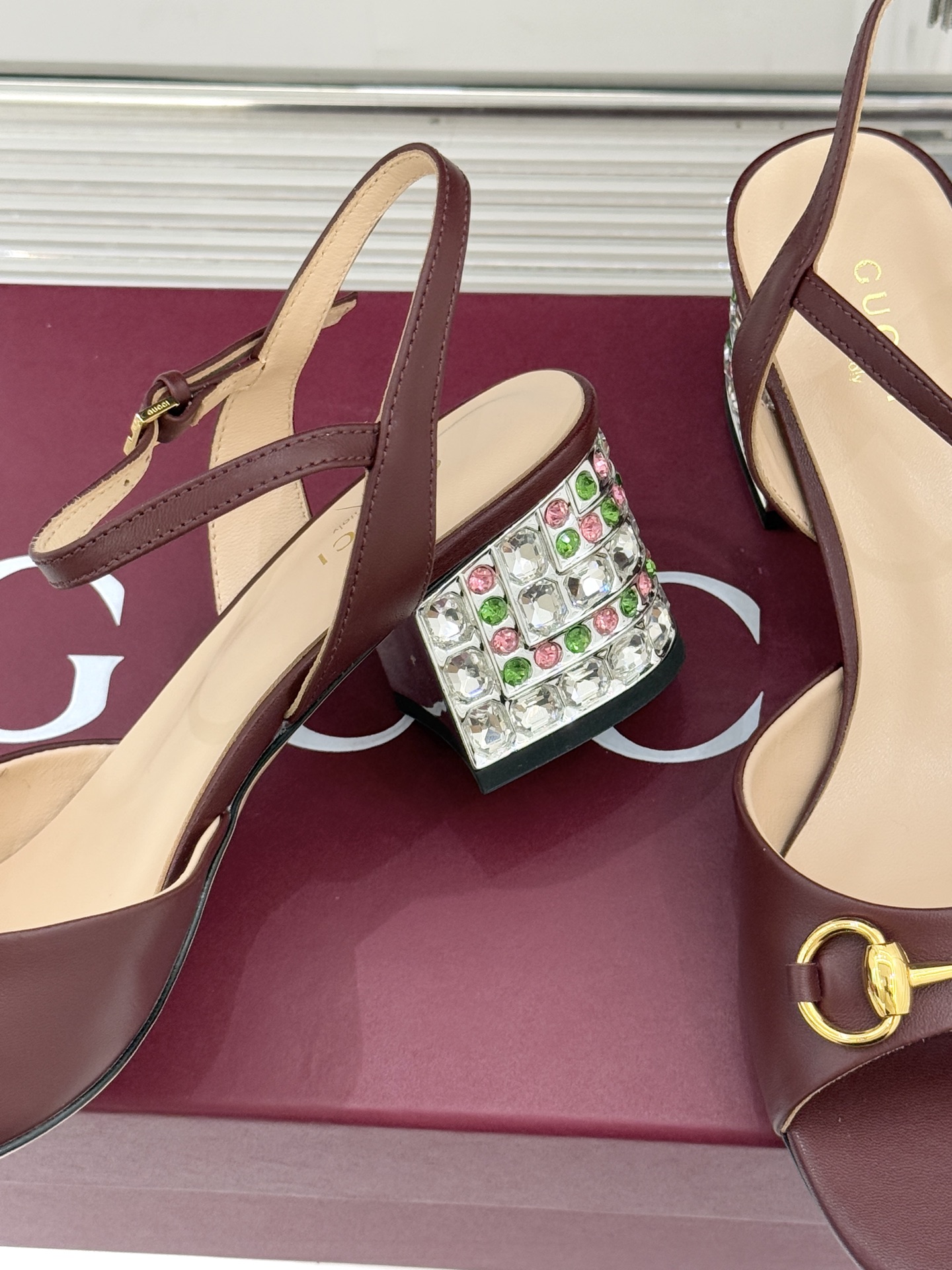 Gucci/古驰经典马衔扣水钻粗跟凉鞋承袭品牌40年代末诞生的马术传承符号新款马衔扣凉鞋以水晶跟焕新经典