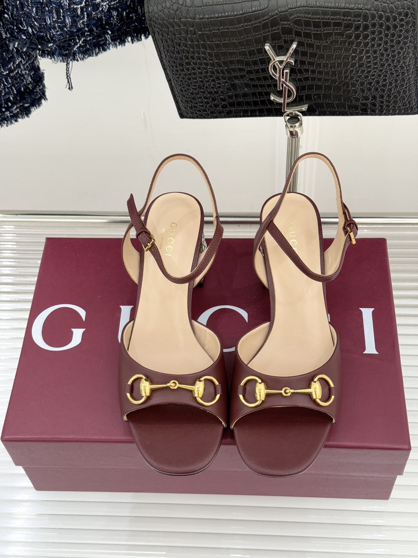 Gucci/古驰经典马衔扣水钻粗跟凉鞋承袭品牌40年代末诞生的马术传承符号新款马衔扣凉鞋以水晶跟焕新经典