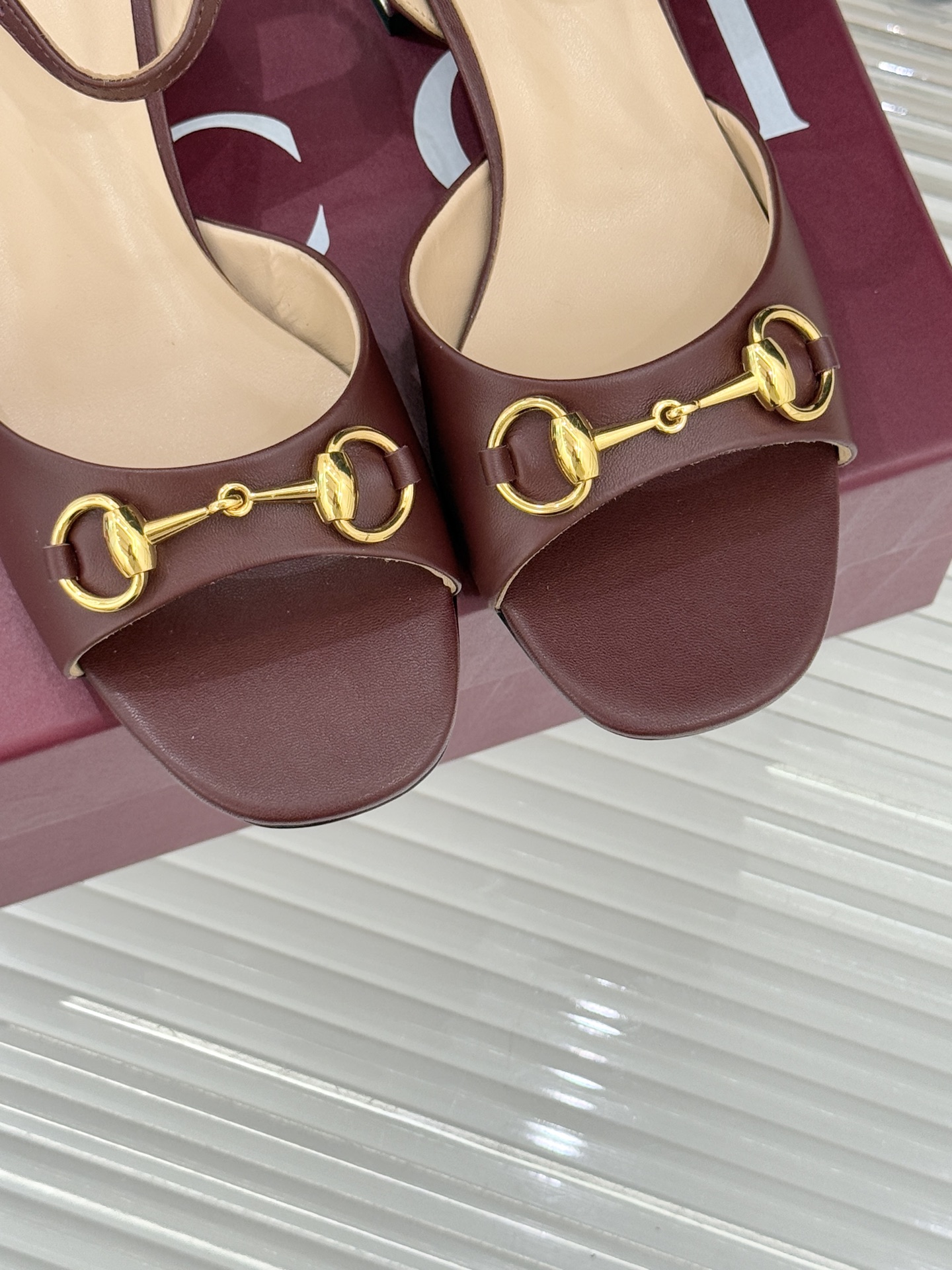 Gucci/古驰经典马衔扣水钻粗跟凉鞋承袭品牌40年代末诞生的马术传承符号新款马衔扣凉鞋以水晶跟焕新经典