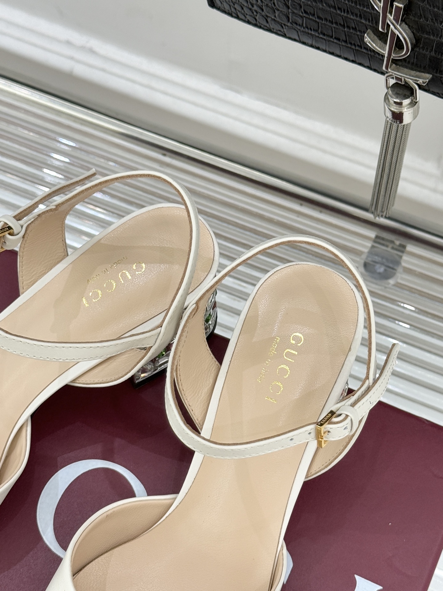 Gucci/古驰经典马衔扣水钻粗跟凉鞋承袭品牌40年代末诞生的马术传承符号新款马衔扣凉鞋以水晶跟焕新经典