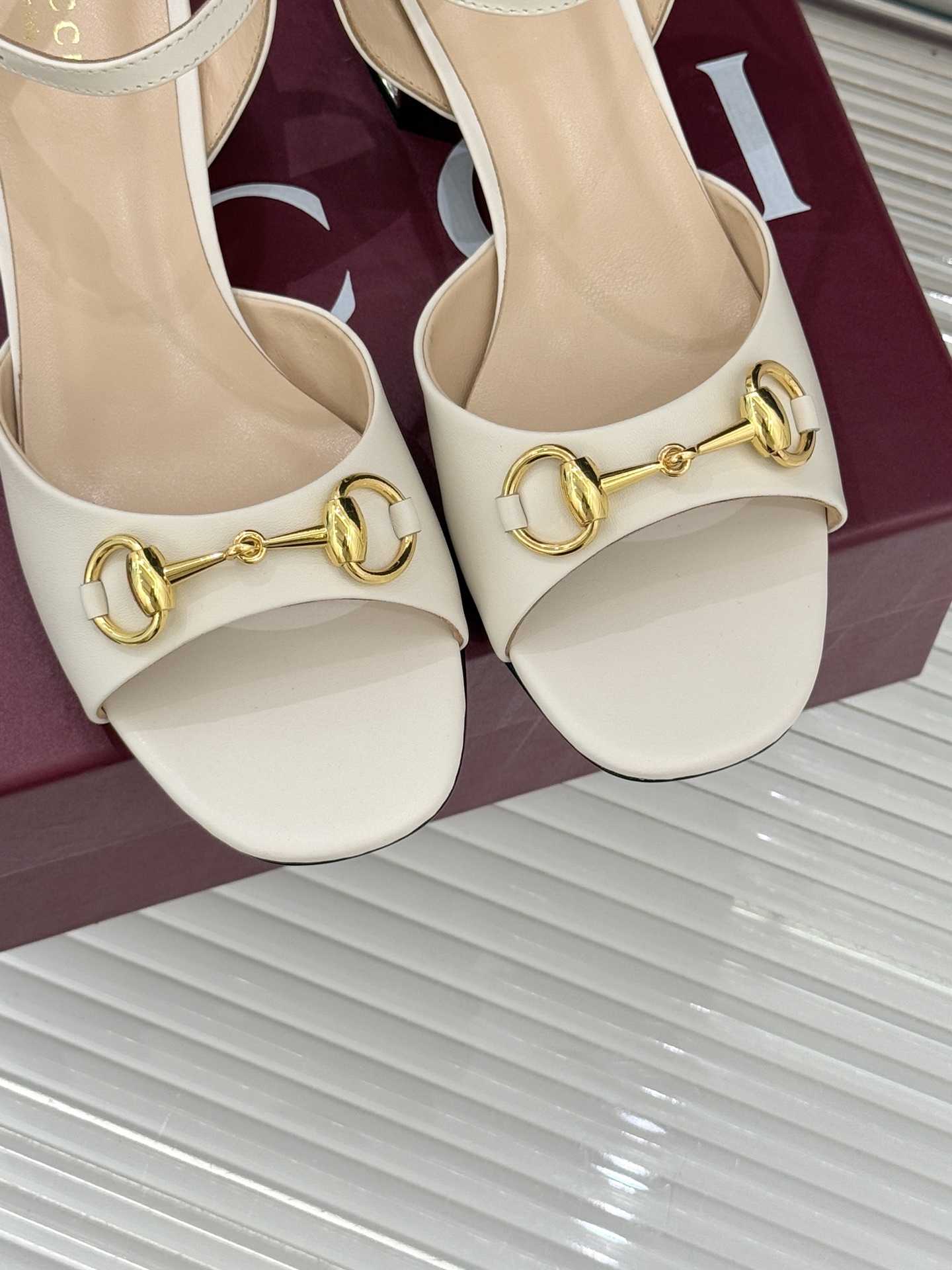 Gucci/古驰经典马衔扣水钻粗跟凉鞋承袭品牌40年代末诞生的马术传承符号新款马衔扣凉鞋以水晶跟焕新经典