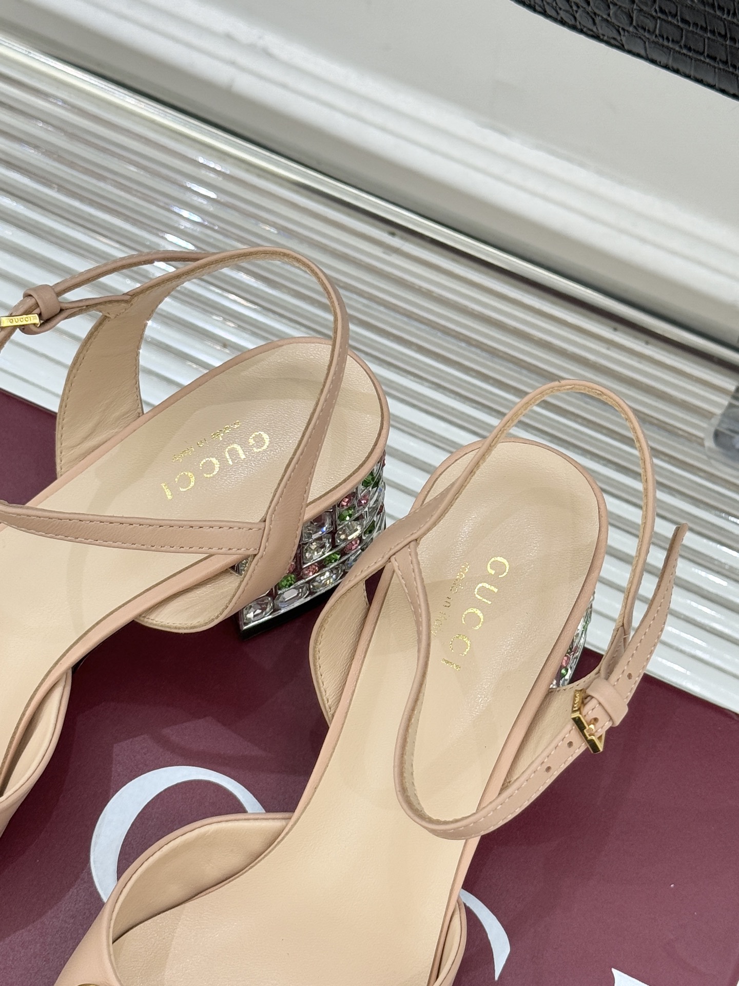 Gucci/古驰经典马衔扣水钻粗跟凉鞋承袭品牌40年代末诞生的马术传承符号新款马衔扣凉鞋以水晶跟焕新经典