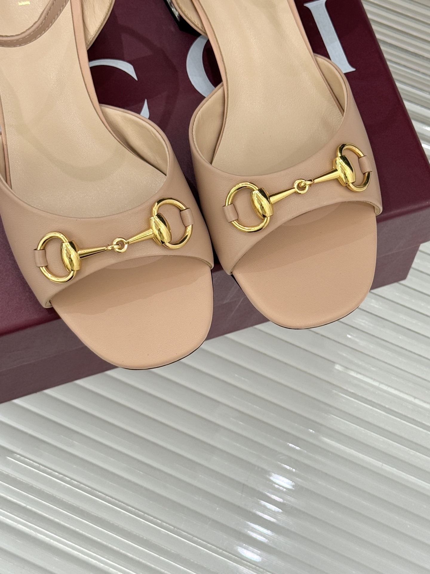 Gucci/古驰经典马衔扣水钻粗跟凉鞋承袭品牌40年代末诞生的马术传承符号新款马衔扣凉鞋以水晶跟焕新经典