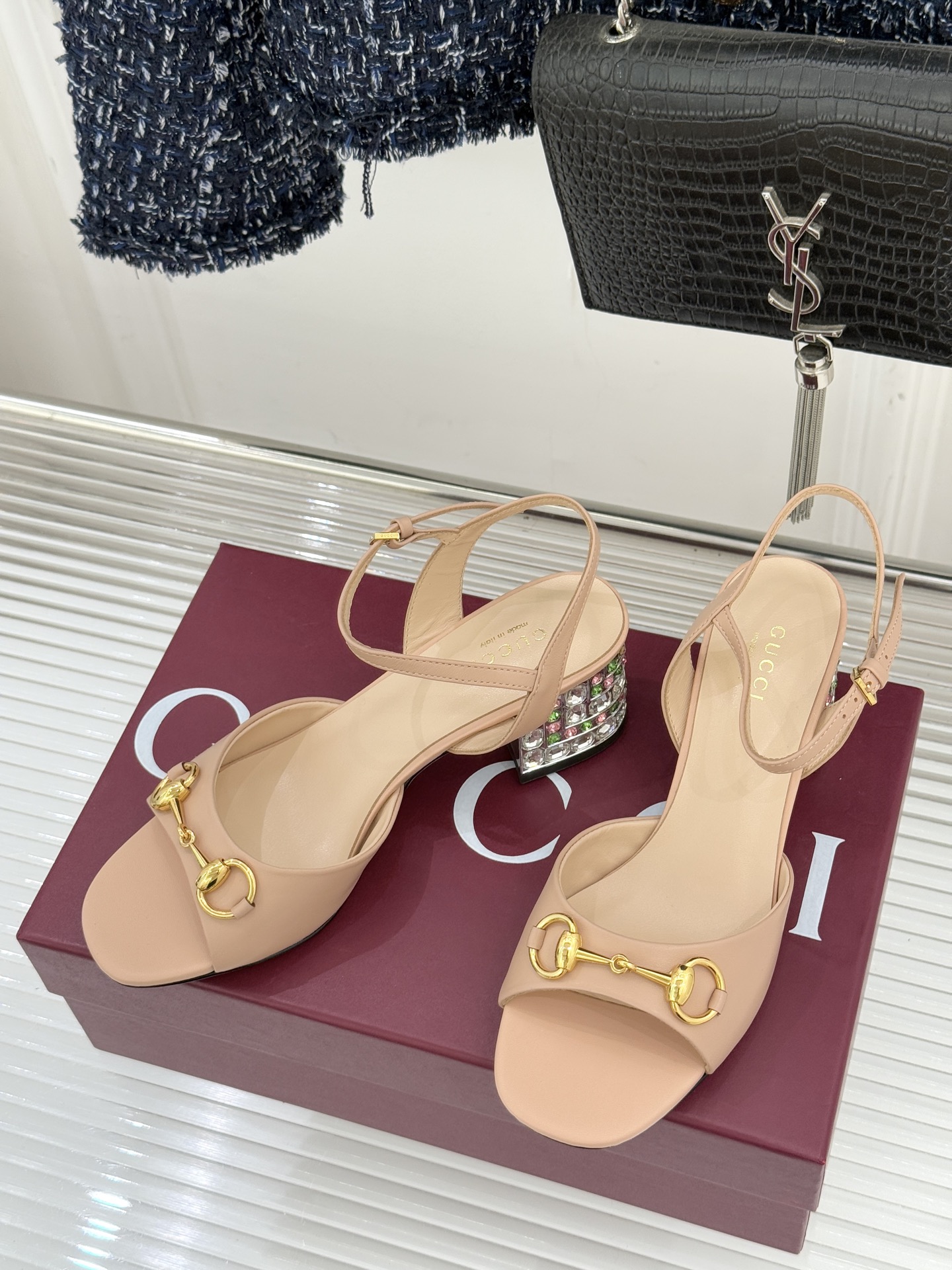 Gucci/古驰经典马衔扣水钻粗跟凉鞋承袭品牌40年代末诞生的马术传承符号新款马衔扣凉鞋以水晶跟焕新经典