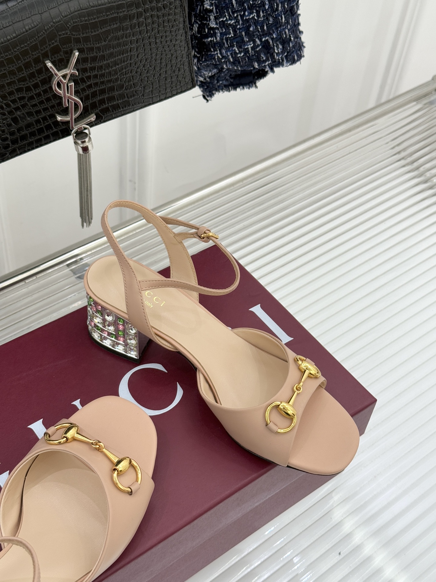 Gucci/古驰经典马衔扣水钻粗跟凉鞋承袭品牌40年代末诞生的马术传承符号新款马衔扣凉鞋以水晶跟焕新经典