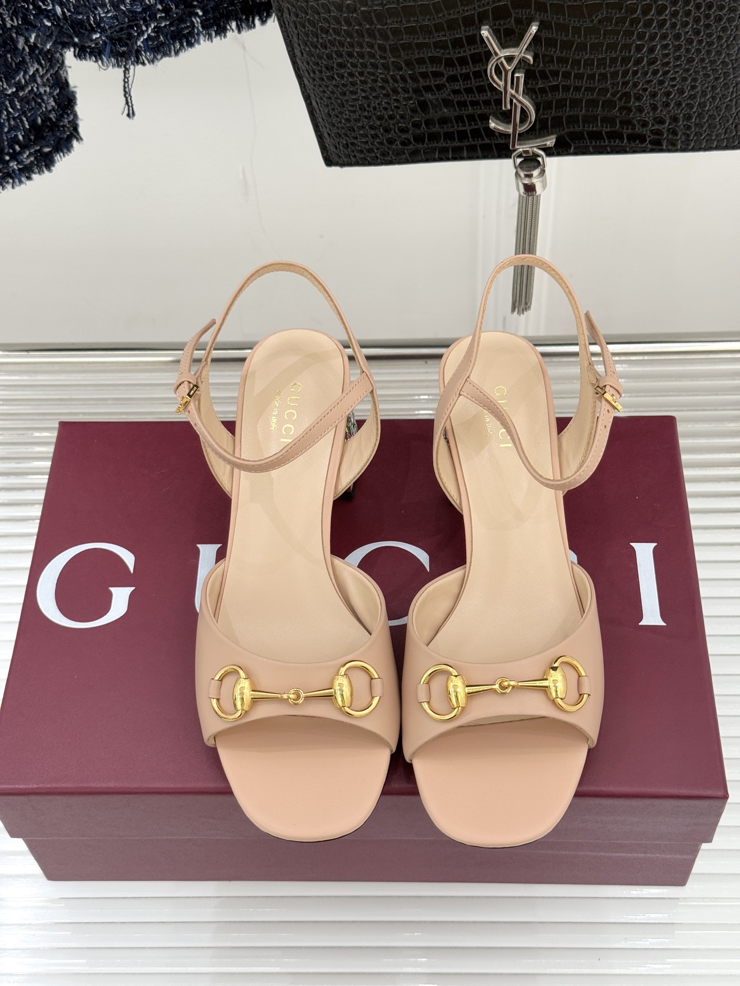 Gucci/古驰经典马衔扣水钻粗跟凉鞋承袭品牌40年代末诞生的马术传承符号新款马衔扣凉鞋以水晶跟焕新经典