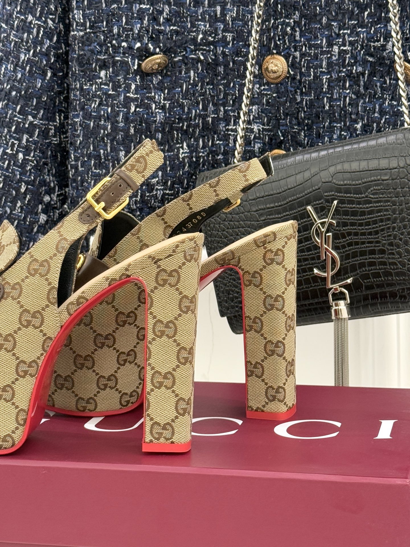 Gucci/古驰26WF新品防水台马衔扣高跟凉鞋承袭品牌马术本源的传奇印记标志性马衔扣以浅金色调闪耀鞋面