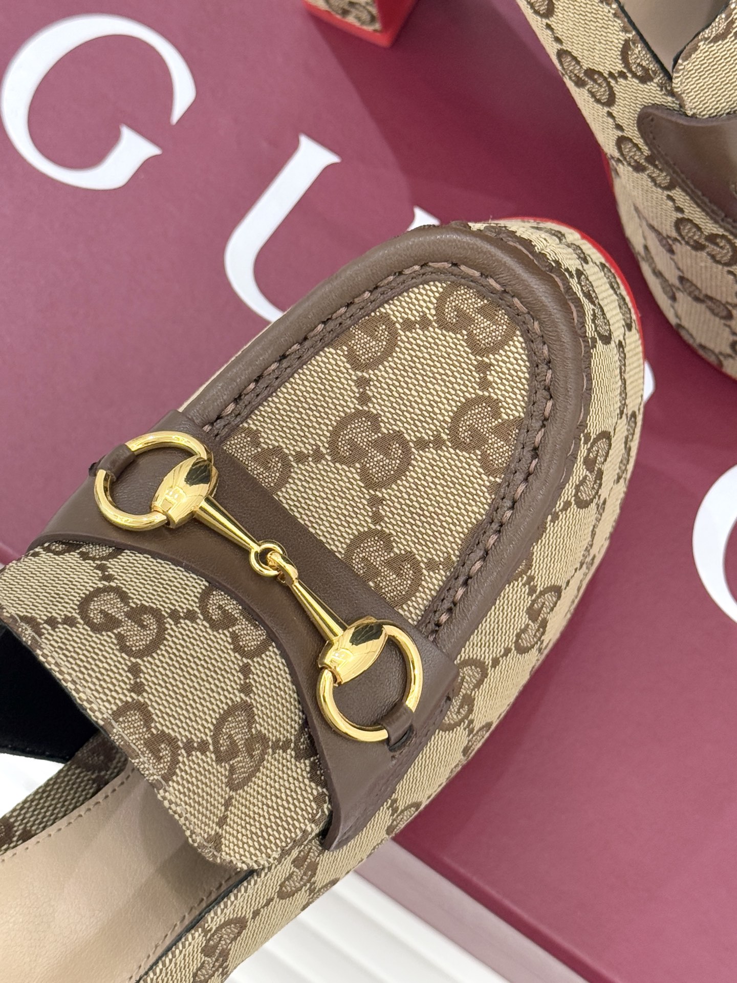 Gucci/古驰26WF新品防水台马衔扣高跟凉鞋承袭品牌马术本源的传奇印记标志性马衔扣以浅金色调闪耀鞋面