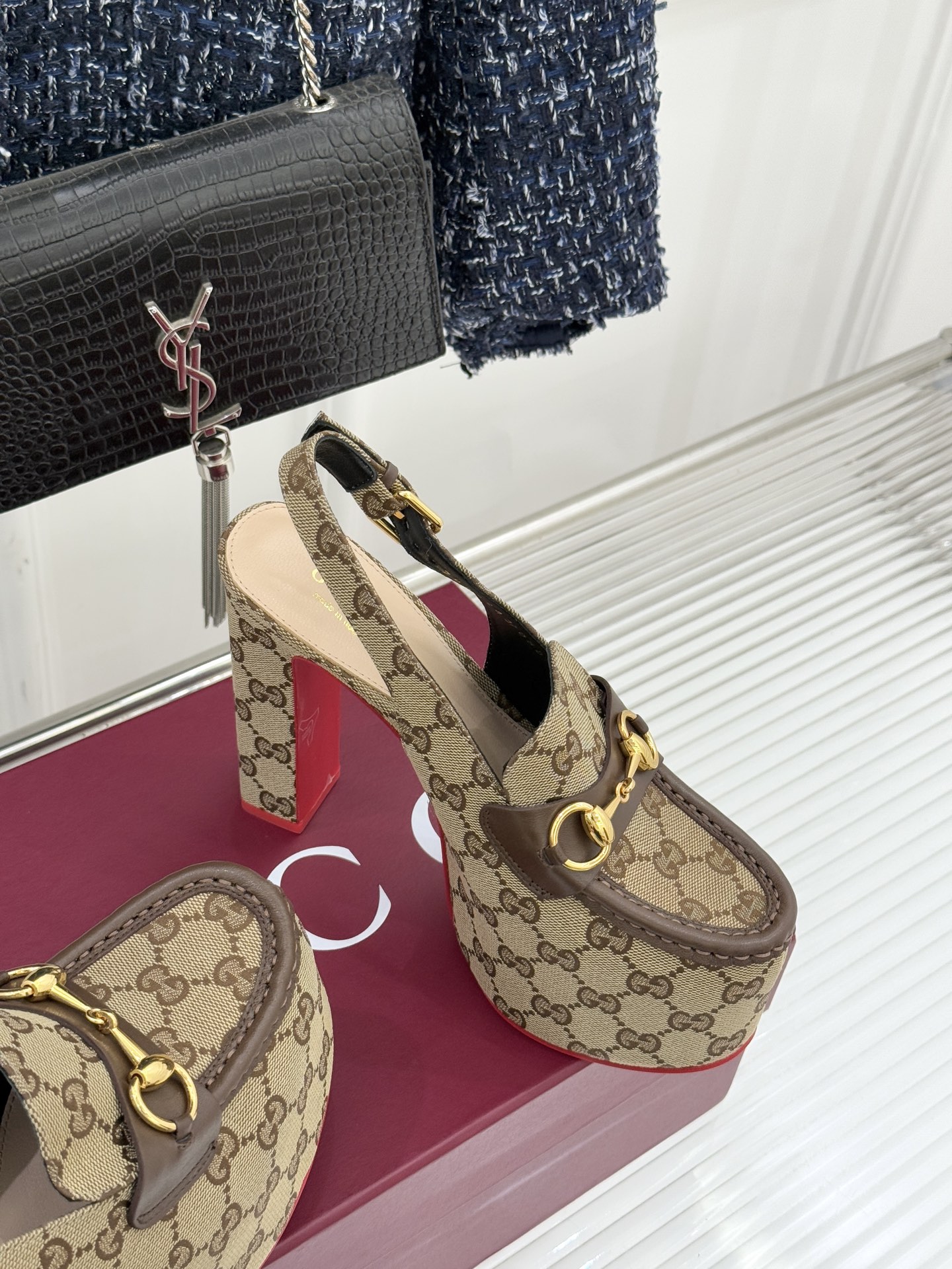 Gucci/古驰26WF新品防水台马衔扣高跟凉鞋承袭品牌马术本源的传奇印记标志性马衔扣以浅金色调闪耀鞋面