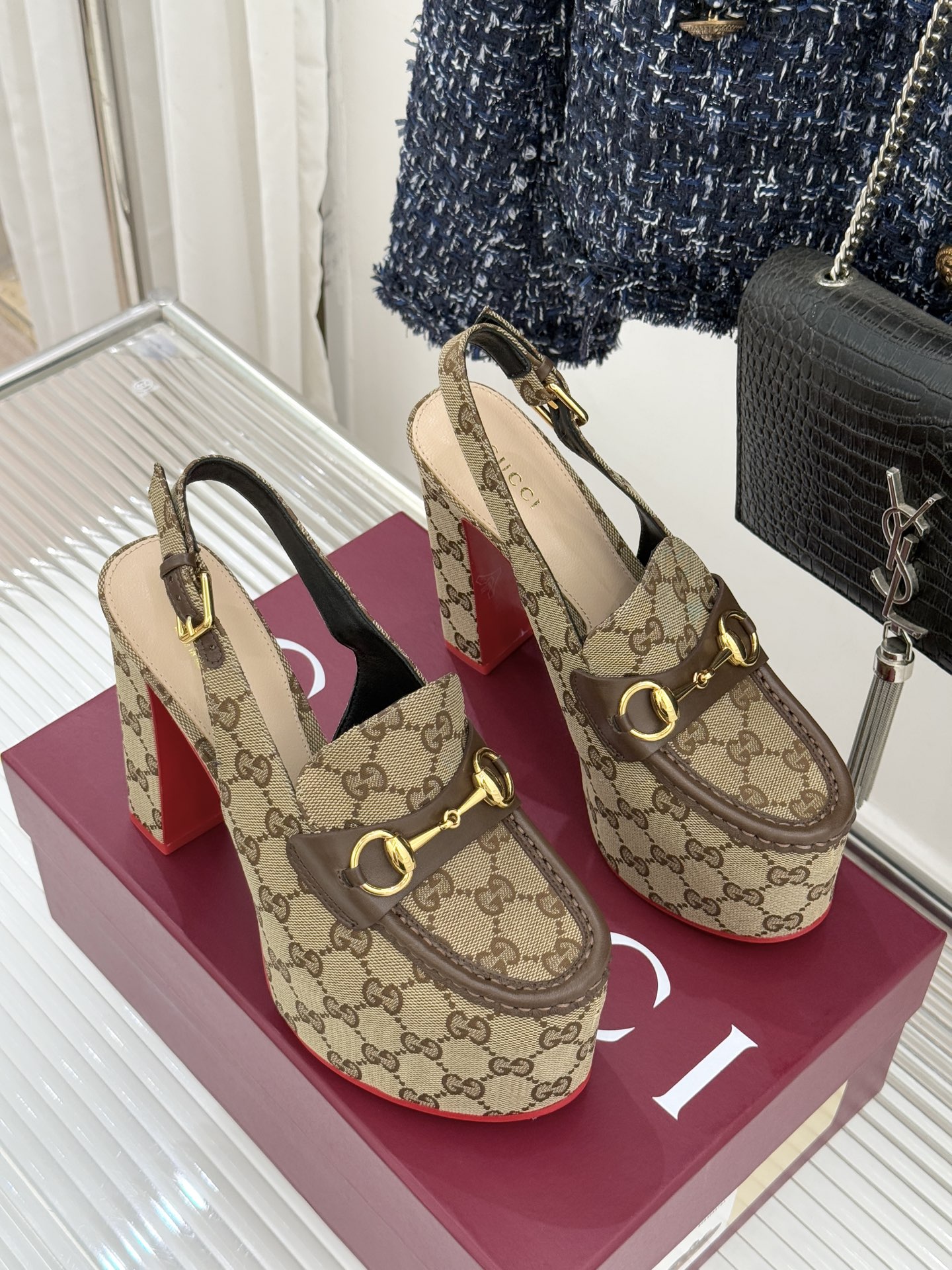 Gucci/古驰26WF新品防水台马衔扣高跟凉鞋承袭品牌马术本源的传奇印记标志性马衔扣以浅金色调闪耀鞋面