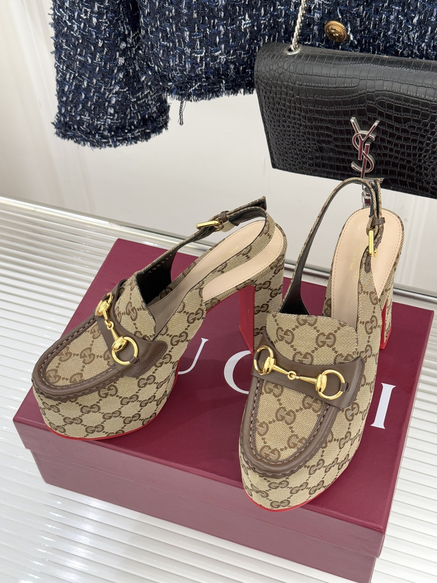 Gucci/古驰26WF新品防水台马衔扣高跟凉鞋承袭品牌马术本源的传奇印记标志性马衔扣以浅金色调闪耀鞋面