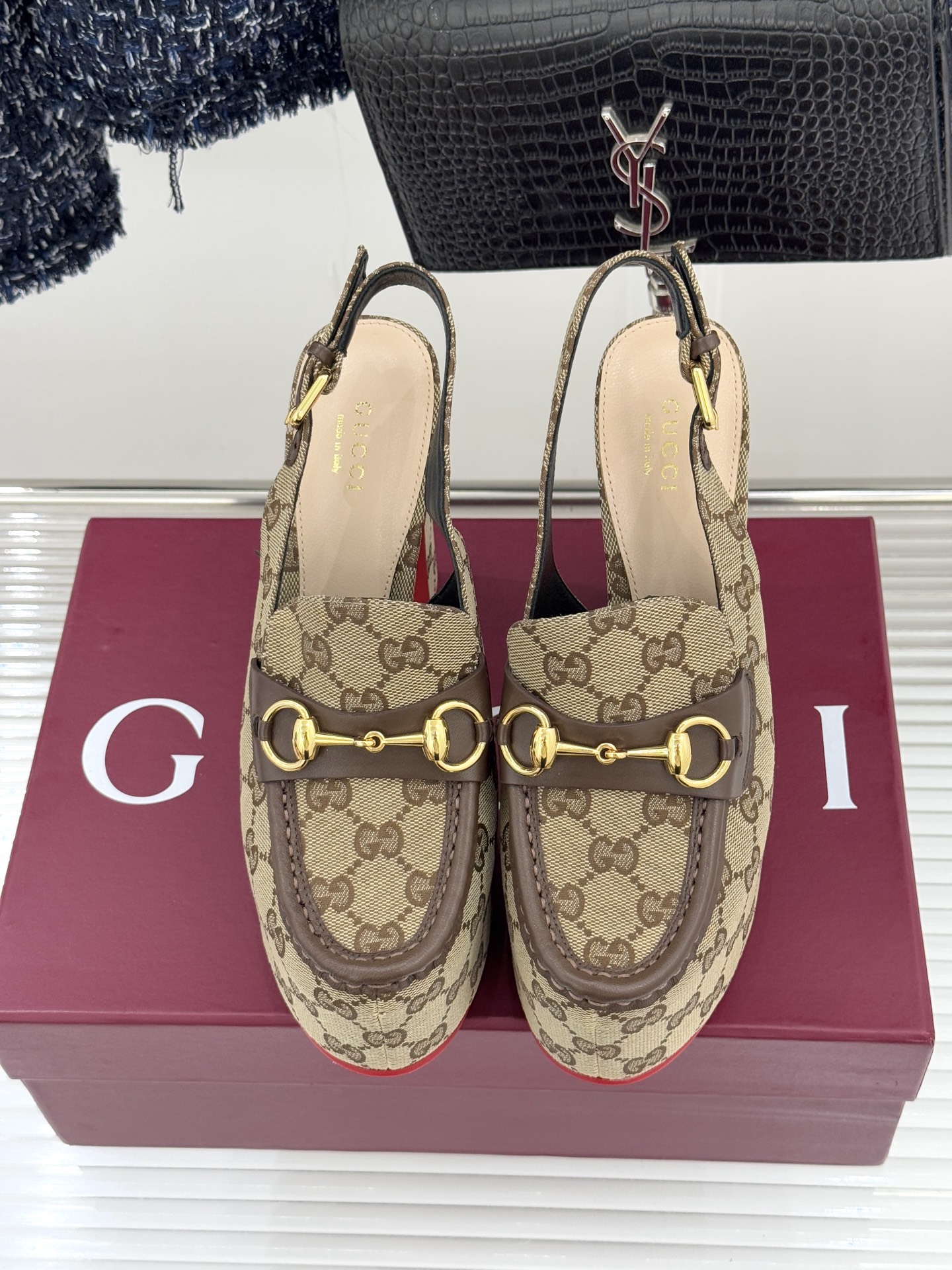 Gucci/古驰26WF新品防水台马衔扣高跟凉鞋承袭品牌马术本源的传奇印记标志性马衔扣以浅金色调闪耀鞋面