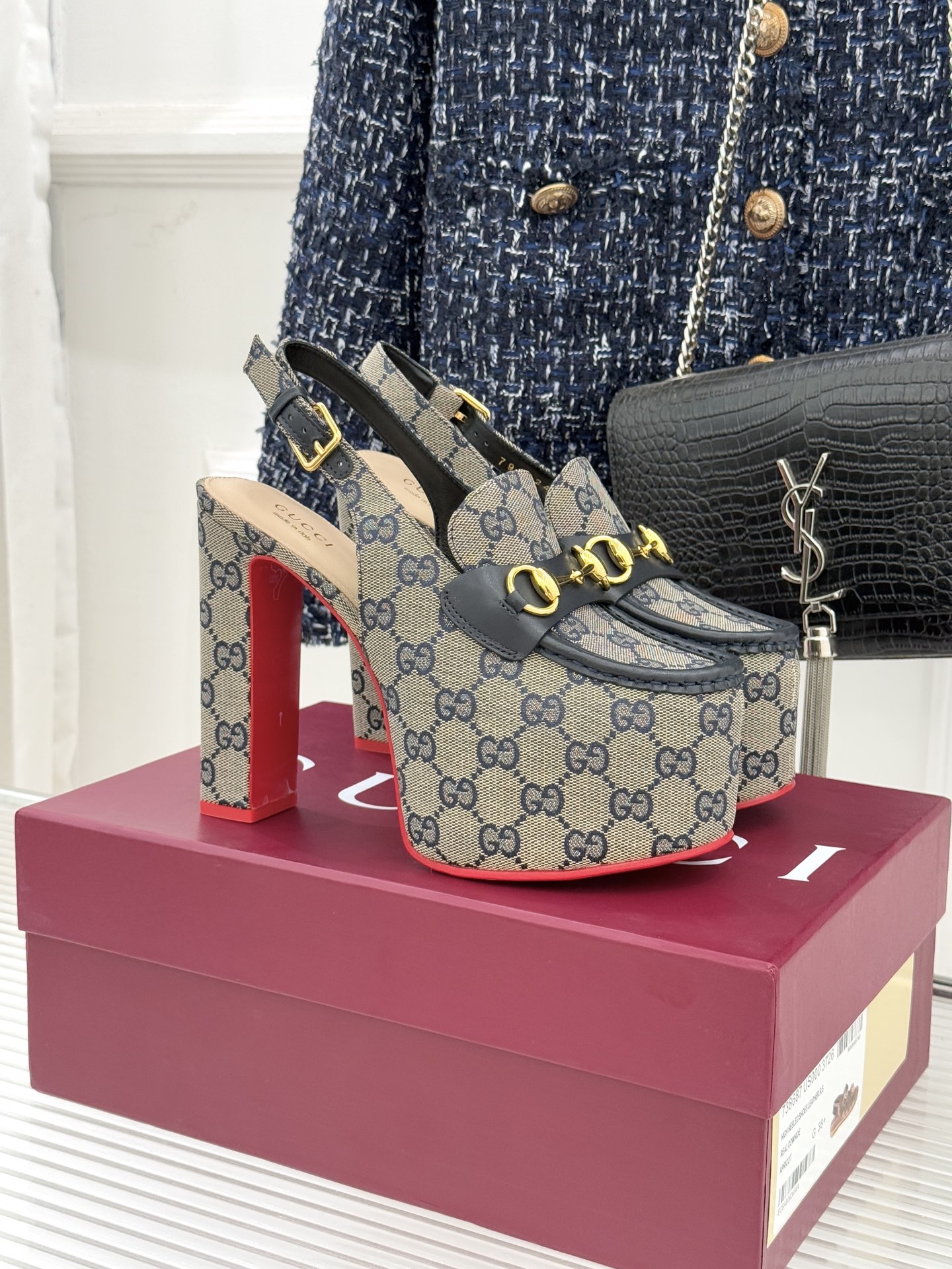 Gucci/古驰26WF新品防水台马衔扣高跟凉鞋承袭品牌马术本源的传奇印记标志性马衔扣以浅金色调闪耀鞋面