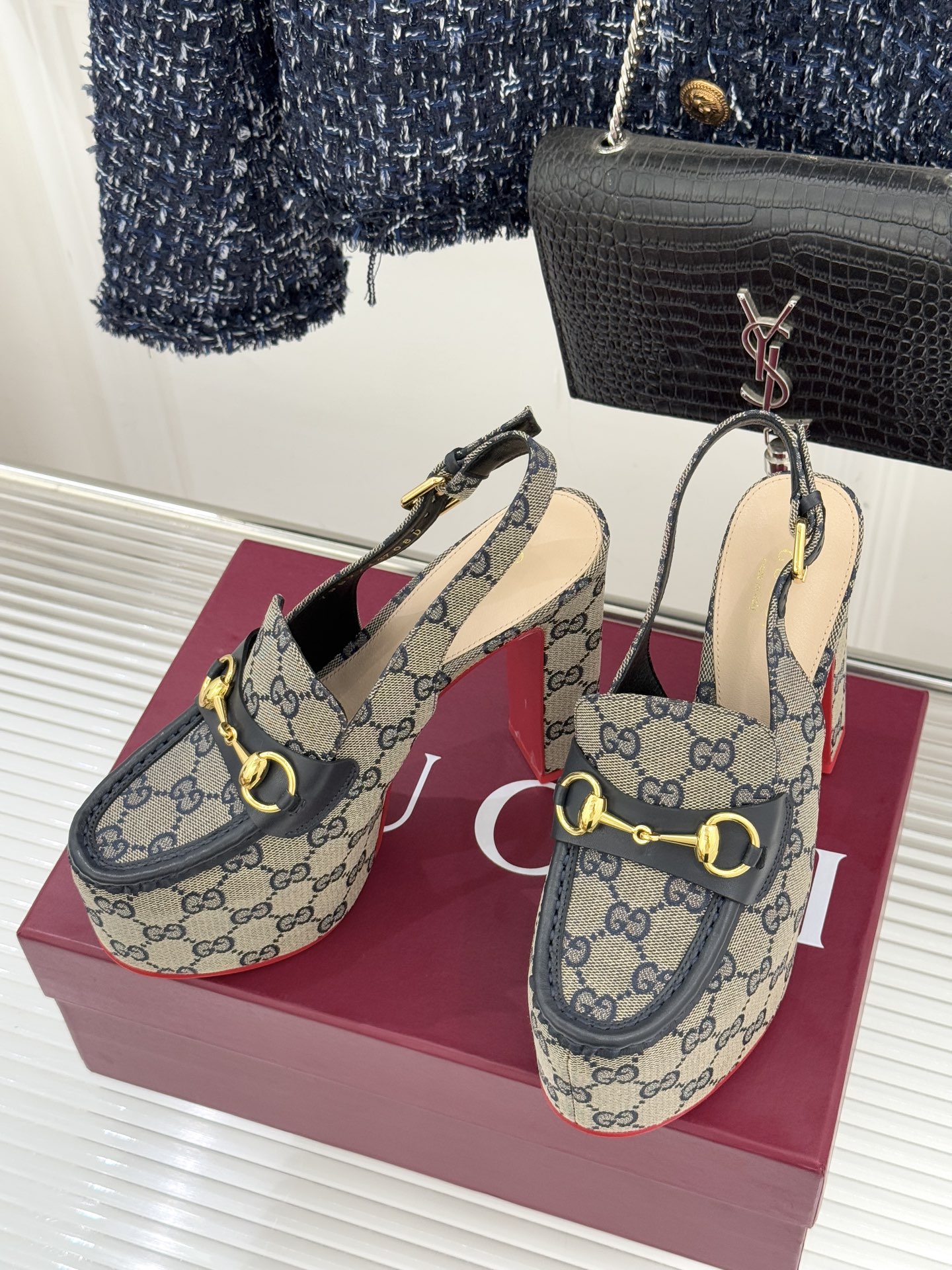 Gucci/古驰26WF新品防水台马衔扣高跟凉鞋承袭品牌马术本源的传奇印记标志性马衔扣以浅金色调闪耀鞋面