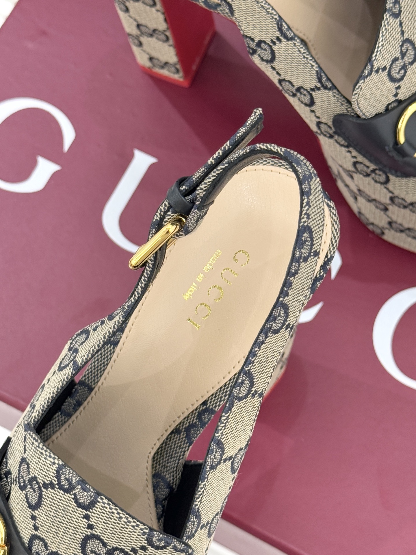 Gucci/古驰26WF新品防水台马衔扣高跟凉鞋承袭品牌马术本源的传奇印记标志性马衔扣以浅金色调闪耀鞋面