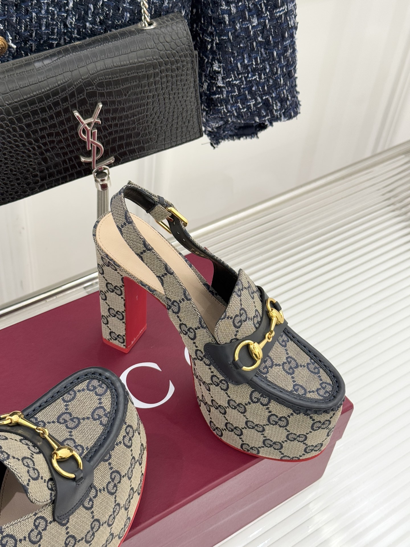 Gucci/古驰26WF新品防水台马衔扣高跟凉鞋承袭品牌马术本源的传奇印记标志性马衔扣以浅金色调闪耀鞋面