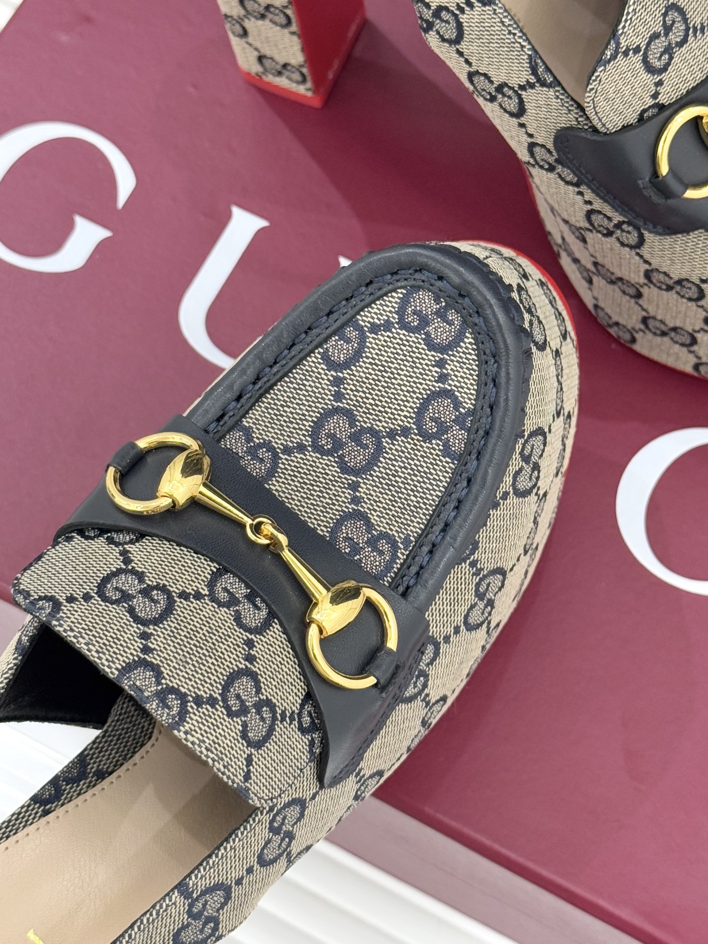 Gucci/古驰26WF新品防水台马衔扣高跟凉鞋承袭品牌马术本源的传奇印记标志性马衔扣以浅金色调闪耀鞋面