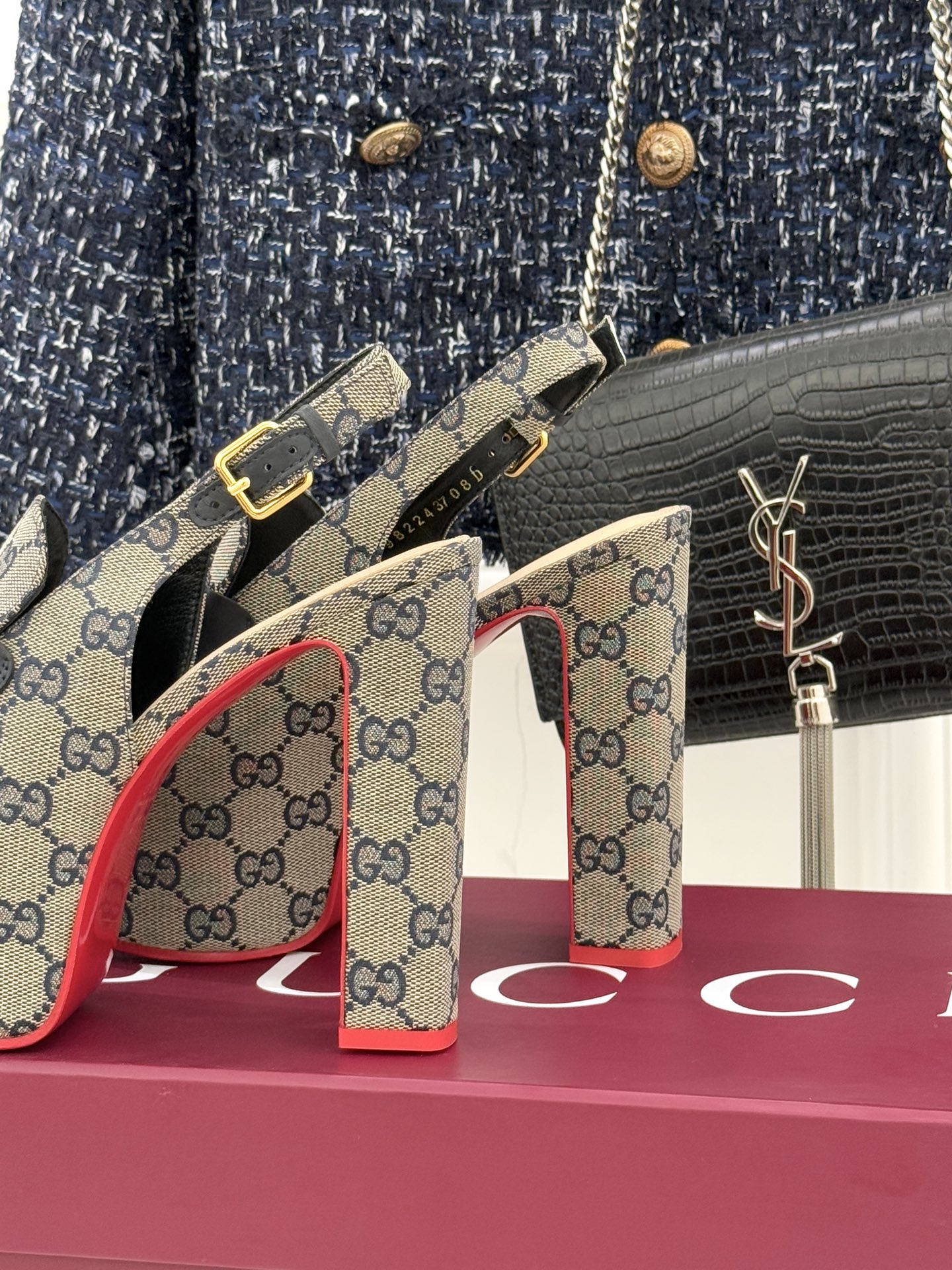 Gucci/古驰26WF新品防水台马衔扣高跟凉鞋承袭品牌马术本源的传奇印记标志性马衔扣以浅金色调闪耀鞋面