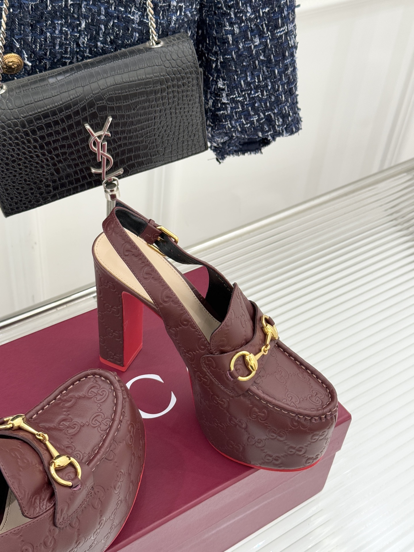 Gucci/古驰26WF新品防水台马衔扣高跟凉鞋承袭品牌马术本源的传奇印记标志性马衔扣以浅金色调闪耀鞋面