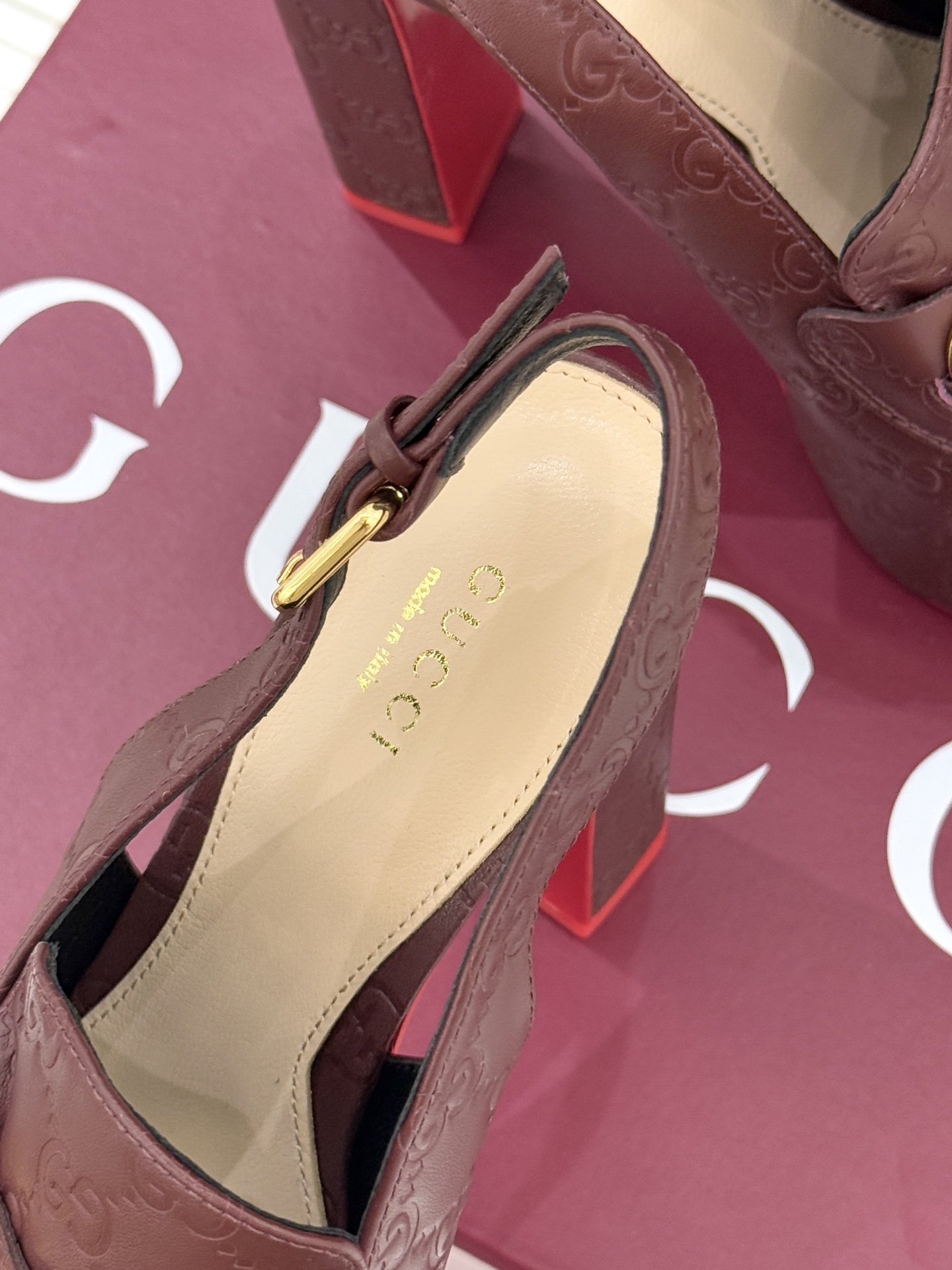 Gucci/古驰26WF新品防水台马衔扣高跟凉鞋承袭品牌马术本源的传奇印记标志性马衔扣以浅金色调闪耀鞋面