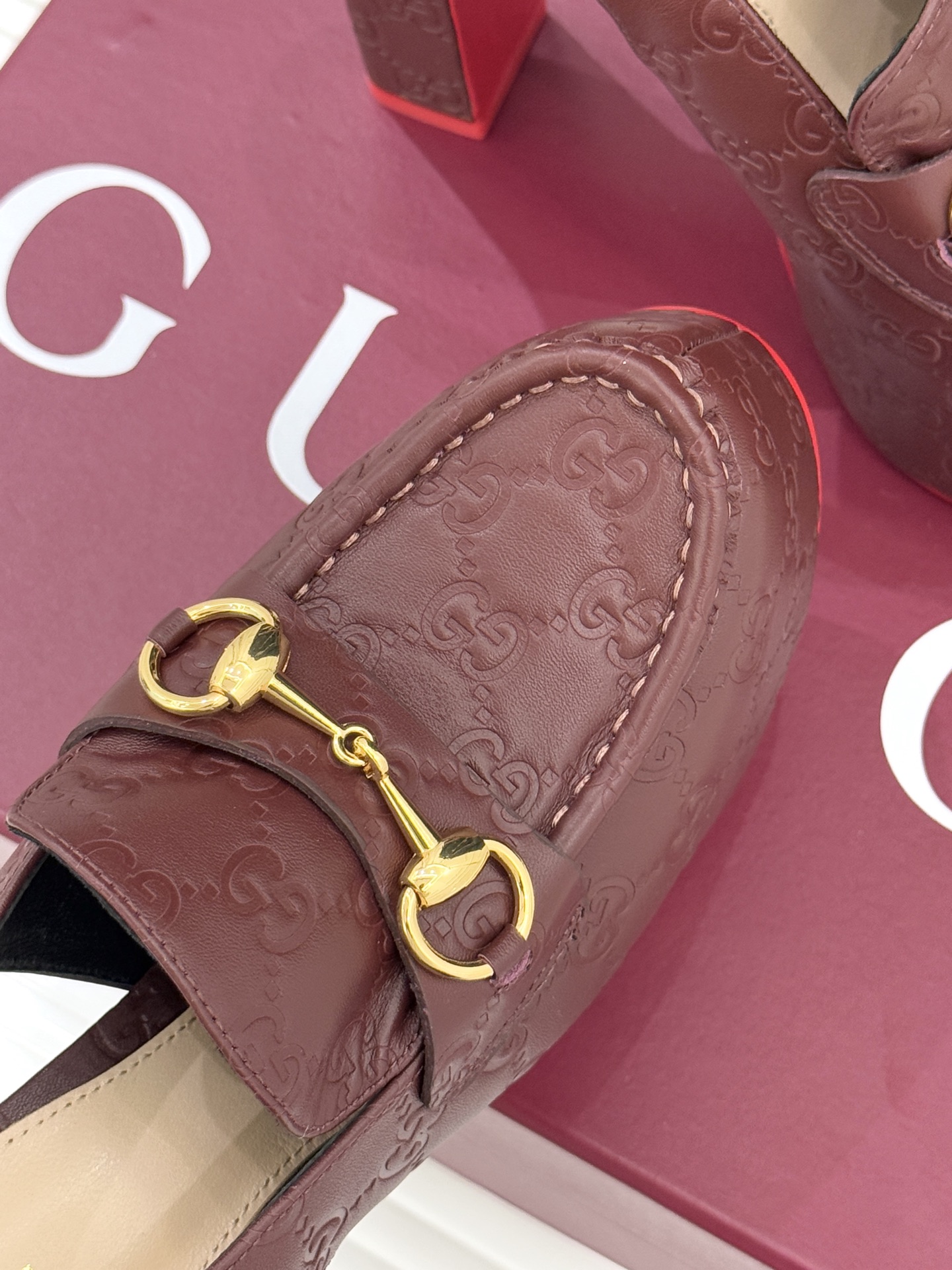 Gucci/古驰26WF新品防水台马衔扣高跟凉鞋承袭品牌马术本源的传奇印记标志性马衔扣以浅金色调闪耀鞋面