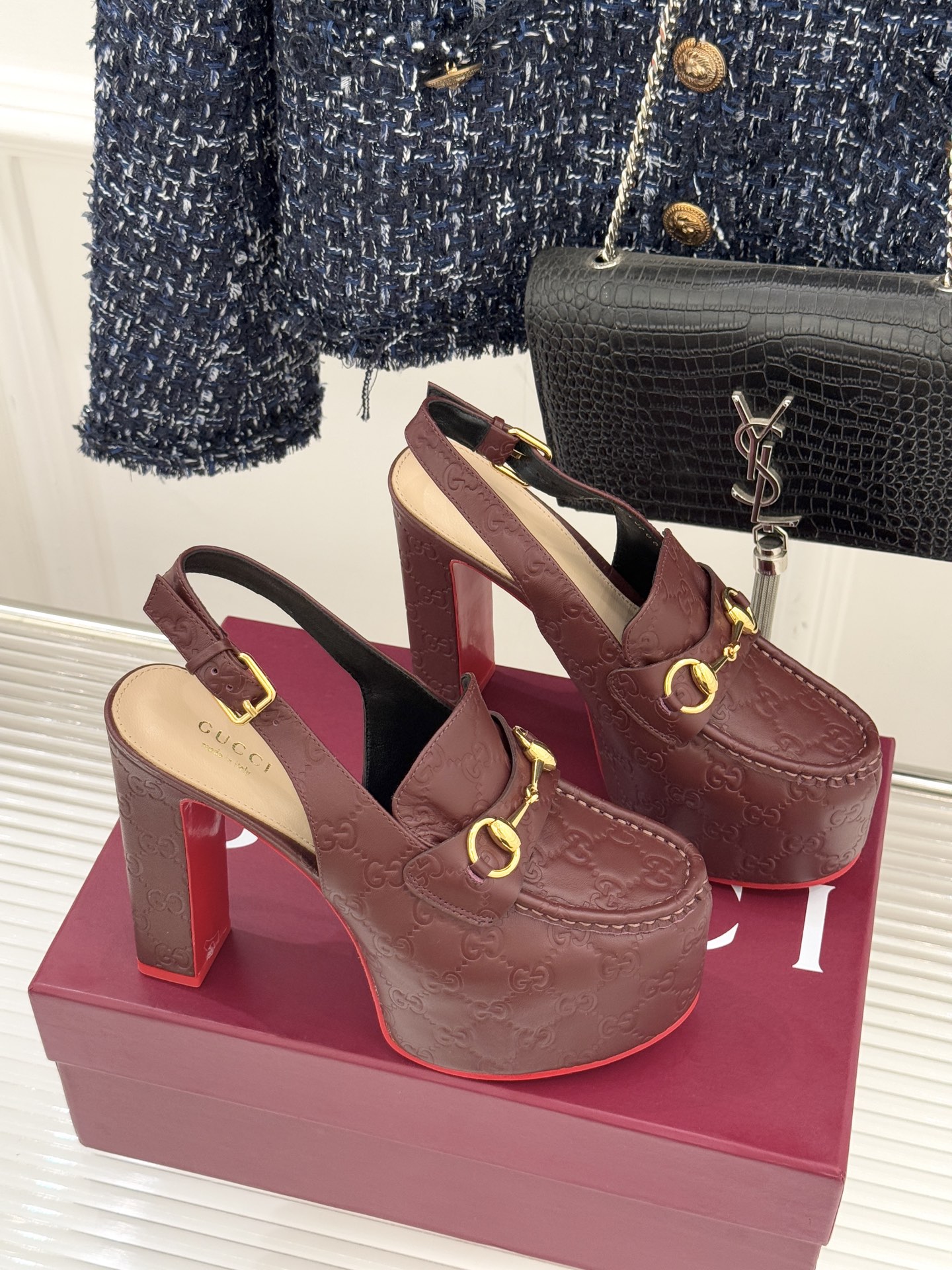 Gucci/古驰26WF新品防水台马衔扣高跟凉鞋承袭品牌马术本源的传奇印记标志性马衔扣以浅金色调闪耀鞋面