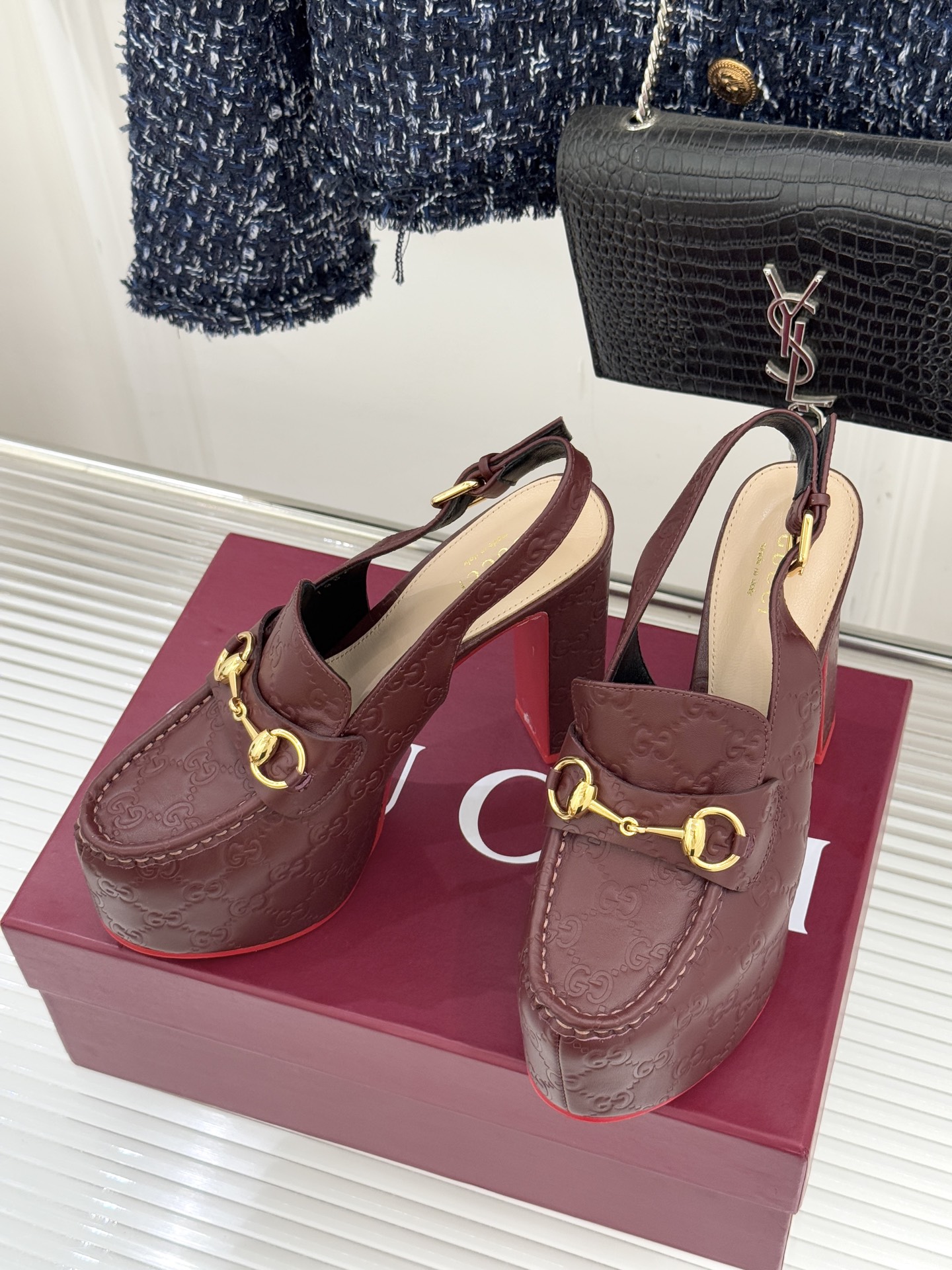 Gucci/古驰26WF新品防水台马衔扣高跟凉鞋承袭品牌马术本源的传奇印记标志性马衔扣以浅金色调闪耀鞋面